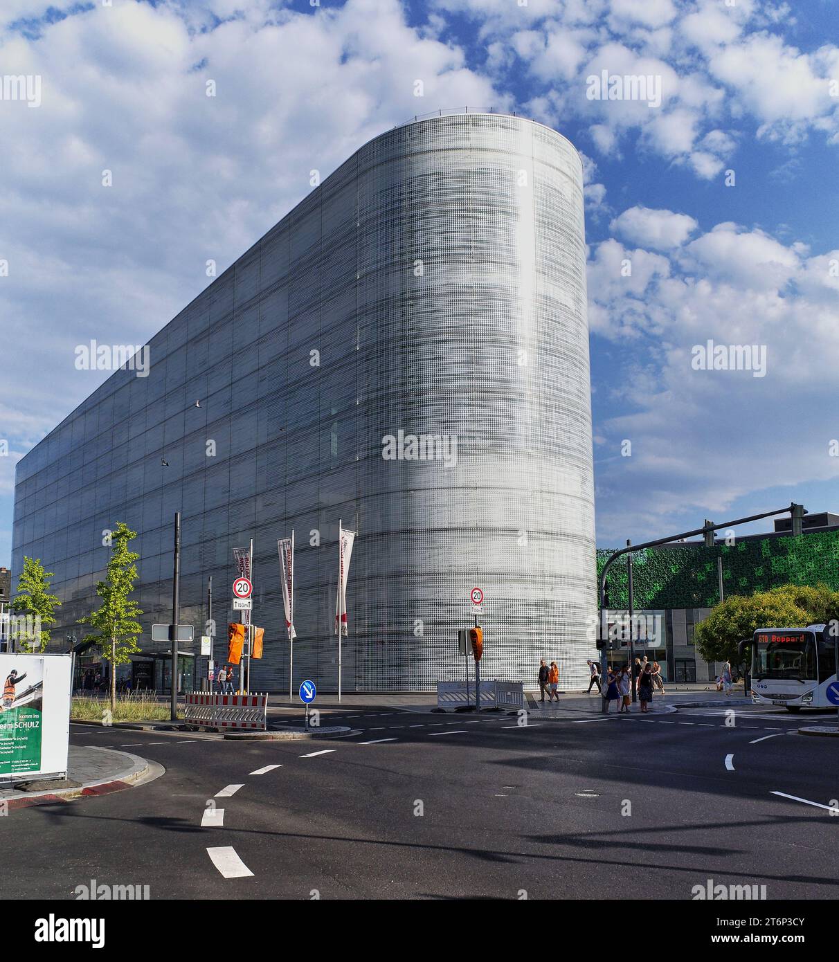 Kühne moderne einzigartige Architektur des Mittelrhein-Museums in Koblenz, am Zusammenfluss von Mosel und Rhein in Deutschland. Stockfoto