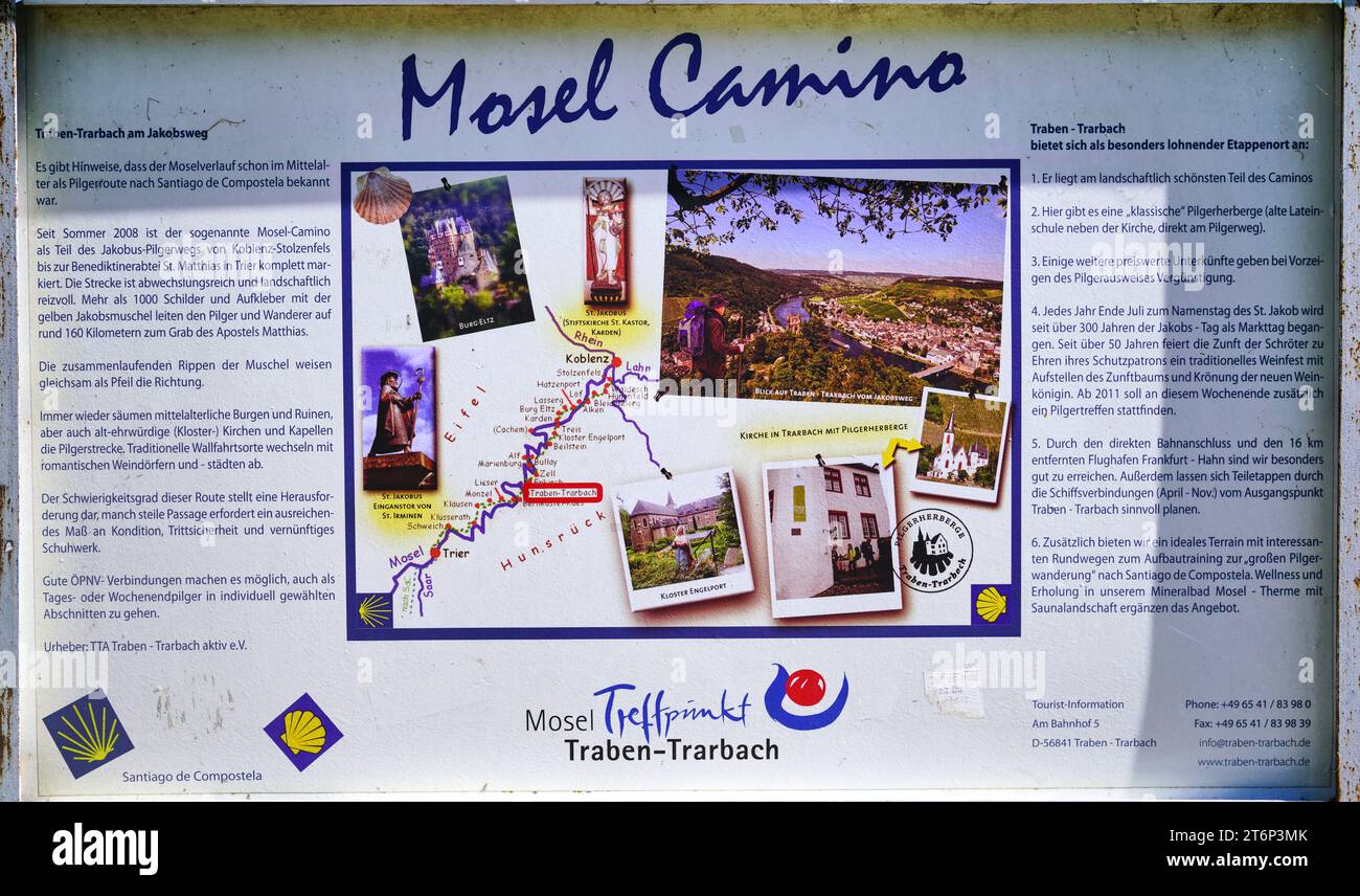 Mosel Camino Pilgerweg Wanderweg Informationen Beschilderung am Ufer der Mosel im malerischen mittelalterlichen Dorf Traben-Trarbach Stockfoto