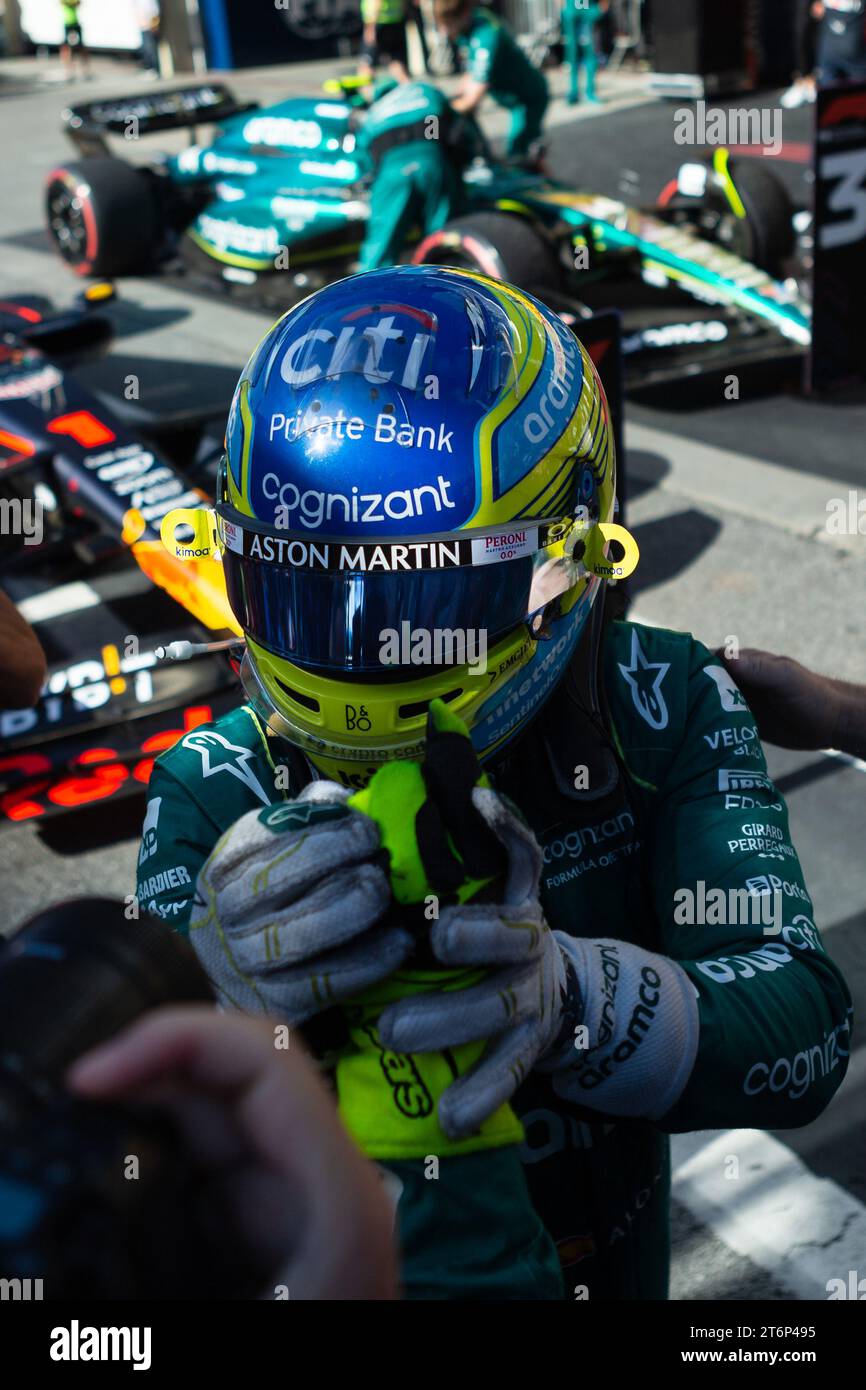FERNANDO ALONSO von ASTON MARTIN feiert mit MECHANIKERN nach dem zweiten Platz im Rennen im Rahmen des F1 Sao Paulo Grand Prix 2023 im Autodromo Jose Stockfoto