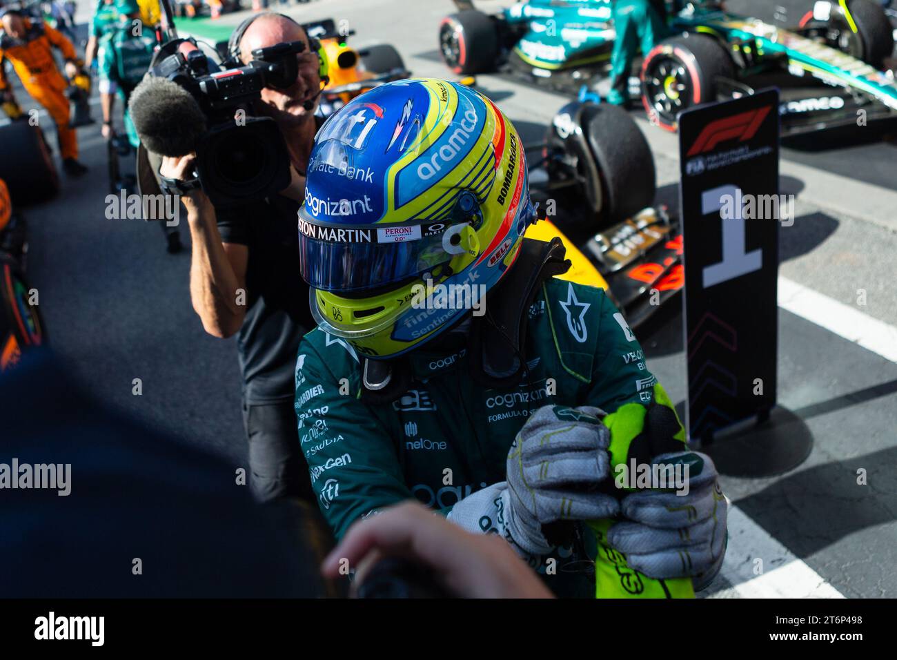 FERNANDO ALONSO von ASTON MARTIN feiert mit MECHANIKERN nach dem zweiten Platz im Rennen im Rahmen des F1 Sao Paulo Grand Prix 2023 im Autodromo Jose Stockfoto