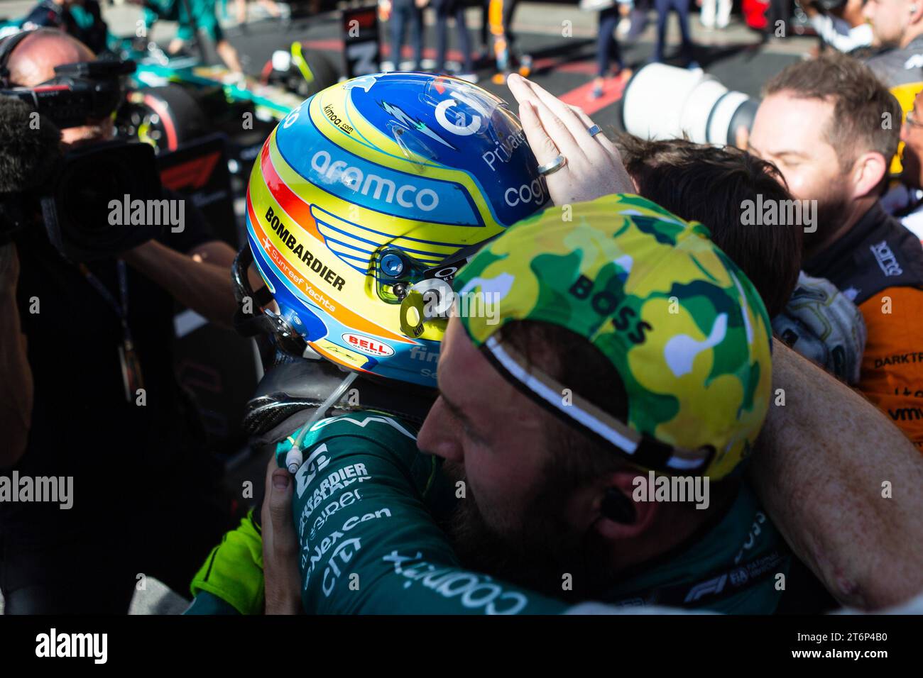 FERNANDO ALONSO von ASTON MARTIN feiert mit MECHANIKERN nach dem zweiten Platz im Rennen im Rahmen des F1 Sao Paulo Grand Prix 2023 im Autodromo Jose Stockfoto