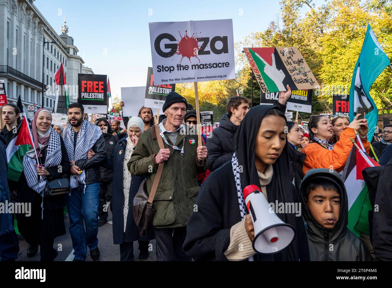 Demonstranten mit Plakat "Gaza, stoppt das Massaker" auf einer Kundgebung gegen den Krieg gegen Gaza. London. Stockfoto