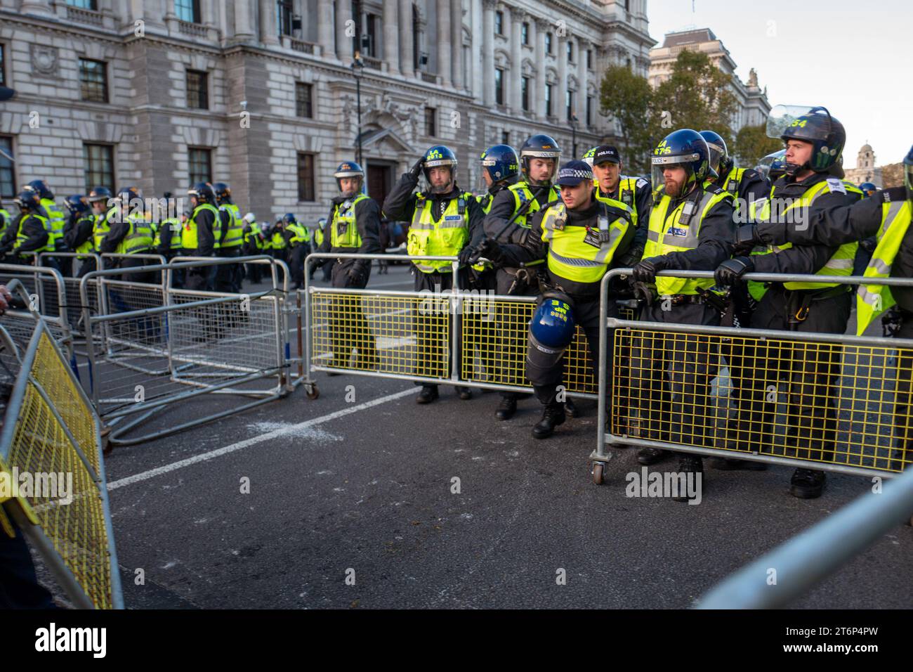 11. November 2023, London, Vereinigtes Königreich: Rechtsextreme Demonstranten stoßen mit der Polizei zusammen, um Cenotaph zu erreichen. Flaschen werden geworfen und Kämpfe brechen aus, als Offiziere versuchen, etwa 1.000 rechtsextreme Demonstranten zu verhindern, die das Denkmal erreichen. Scotland Yard hat am Wochenende fast 2000 Offiziere in Zentral-London bei einer großen Polizeioperation eingesetzt. Rechtsextreme Demonstranten stoßen mit der Polizei zusammen, um Cenotaph zu erreichen. Flaschen werden geworfen und Kämpfe brechen aus, als Offiziere versuchen, etwa 1.000 rechtsextreme Demonstranten zu verhindern, die das Denkmal erreichen. Scotland Yard hat fast 2000 Offiziere im gesamten cen eingesetzt Stockfoto