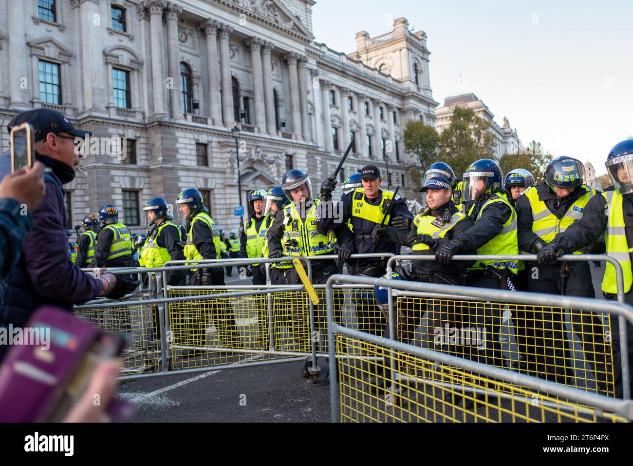 11. November 2023, London, Vereinigtes Königreich: Rechtsextreme Demonstranten stoßen mit der Polizei zusammen, um Cenotaph zu erreichen. Flaschen werden geworfen und Kämpfe brechen aus, als Offiziere versuchen, etwa 1.000 rechtsextreme Demonstranten zu verhindern, die das Denkmal erreichen. Scotland Yard hat am Wochenende fast 2000 Offiziere in Zentral-London bei einer großen Polizeioperation eingesetzt. Rechtsextreme Demonstranten stoßen mit der Polizei zusammen, um Cenotaph zu erreichen. Flaschen werden geworfen und Kämpfe brechen aus, als Offiziere versuchen, etwa 1.000 rechtsextreme Demonstranten zu verhindern, die das Denkmal erreichen. Scotland Yard hat fast 2000 Offiziere im gesamten cen eingesetzt Stockfoto
