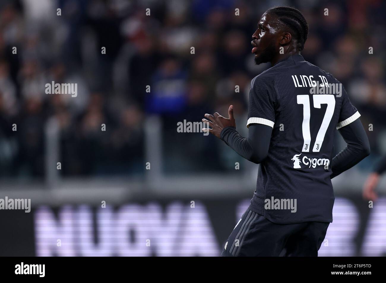 Samuel Iling-Junior von Juventus FC sieht am 11. November 2023 im Allianz Stadion in Turin, Italien, beim Spiel der Serie A zwischen Juventus FC und Cagliari Calcio an. Stockfoto