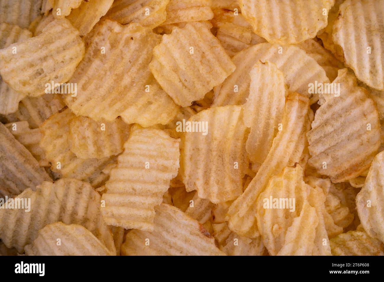 Nahaufnahme von Wellkartoffelchips, Texturhintergrund Stockfoto