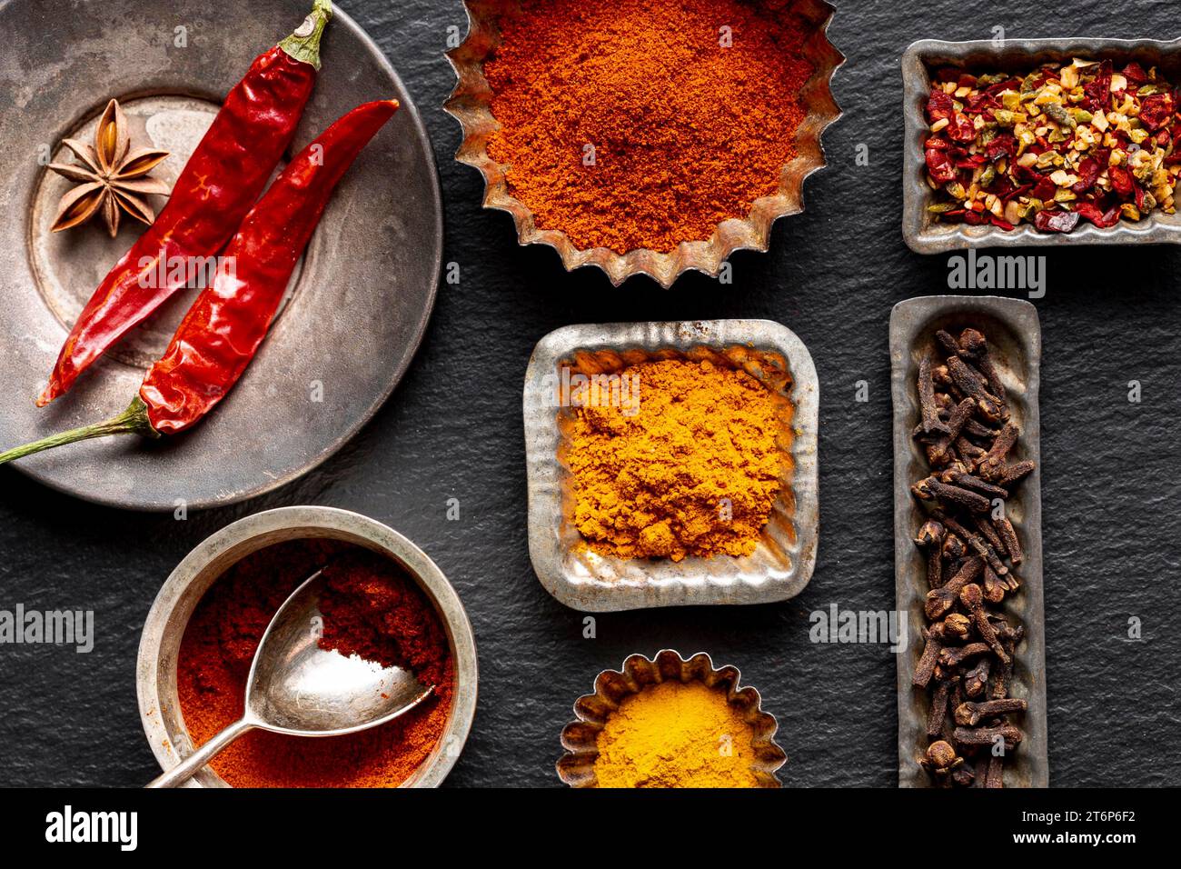 Gewürzsortiment mit Nelken-Chili-Paprika Stockfoto