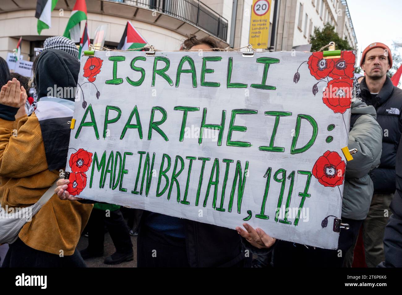 Großes Plakat mit rotem Mohn, 'Israeli Apartheid, made in Britain, 1917'. Protest gegen den Krieg in Gaza. London November 2023. Stockfoto