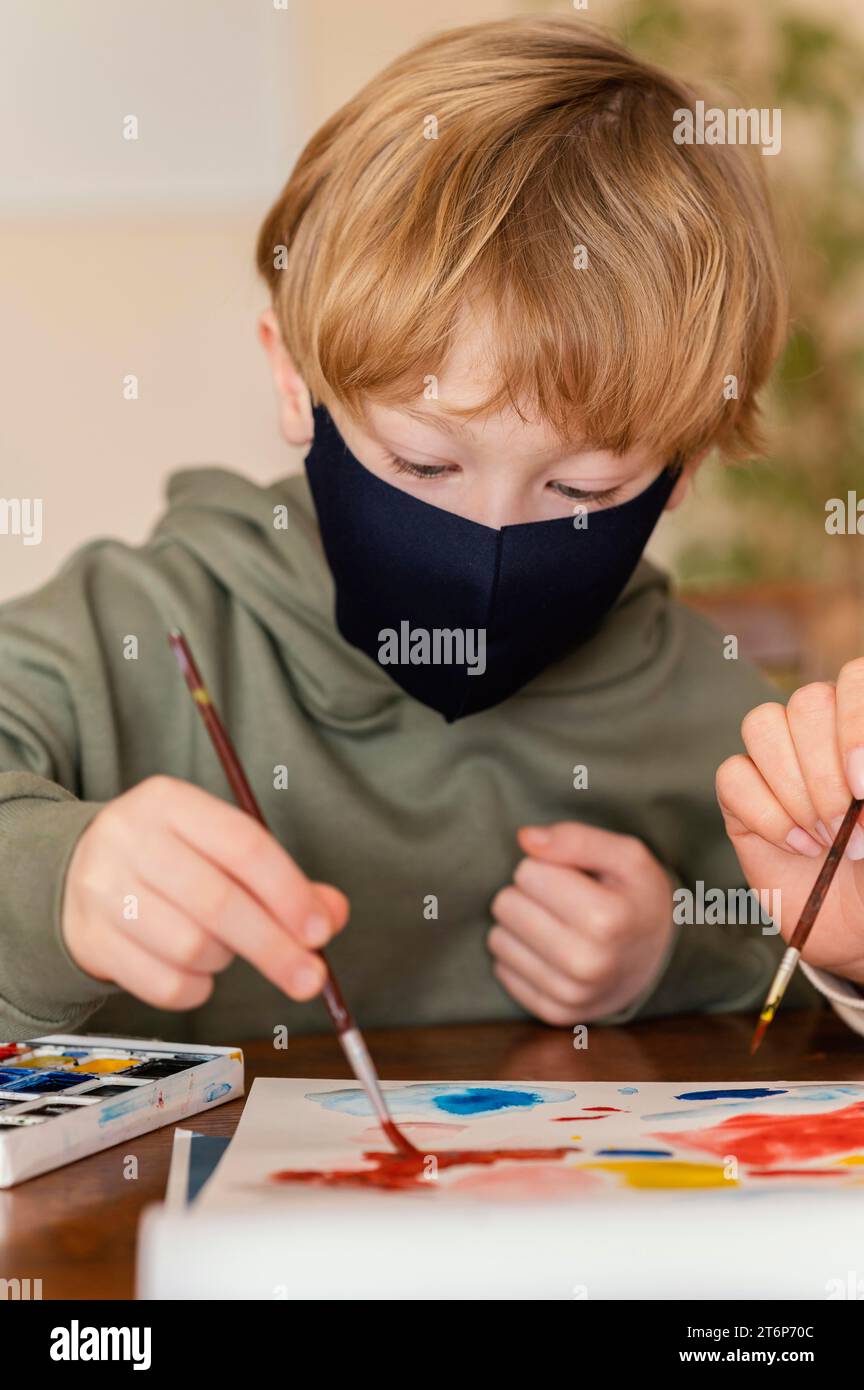 Nahaufnahme Kind mit Maskenmalerei Stockfoto