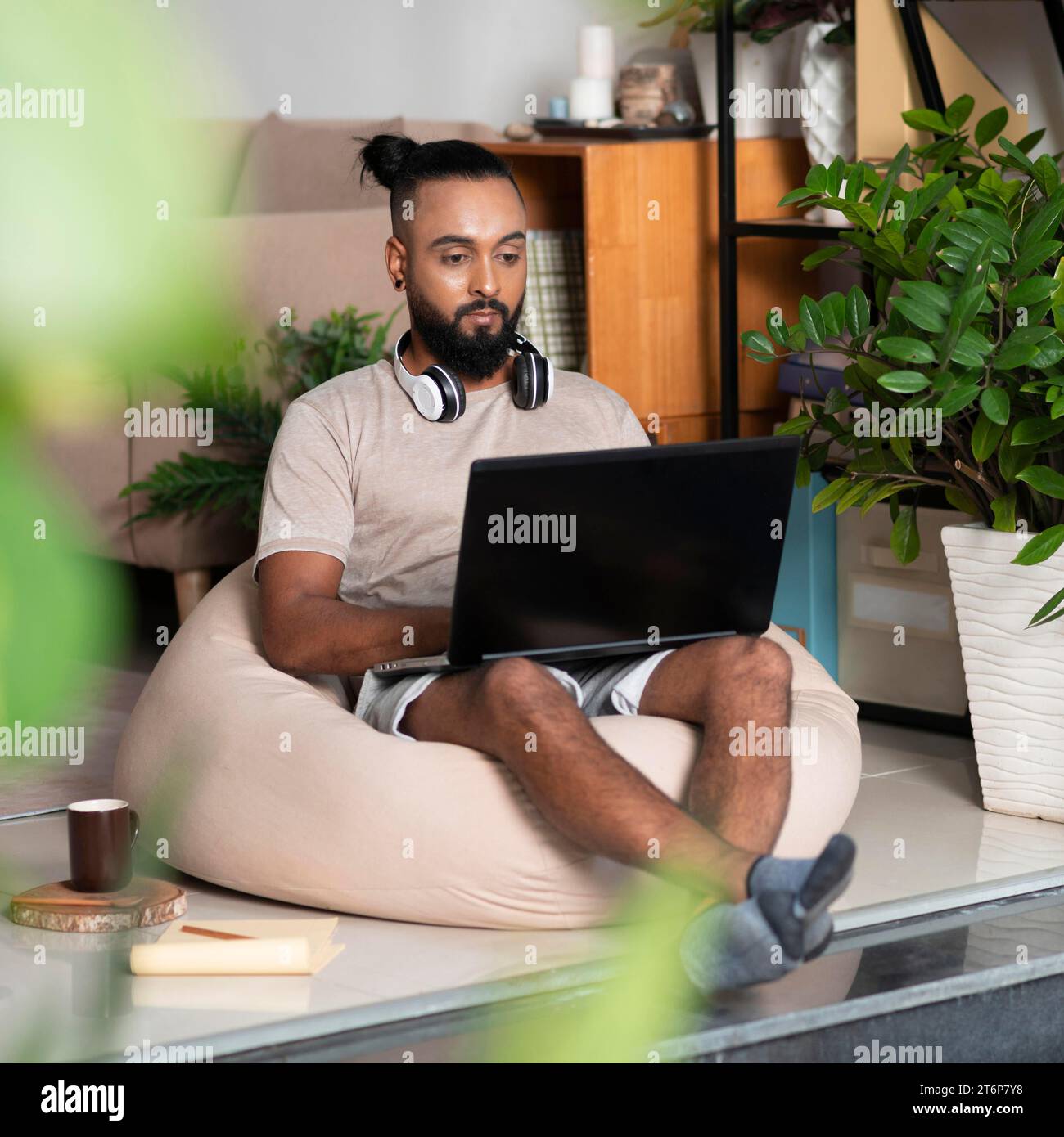 Mann mit Laptop, der arbeitet Stockfoto