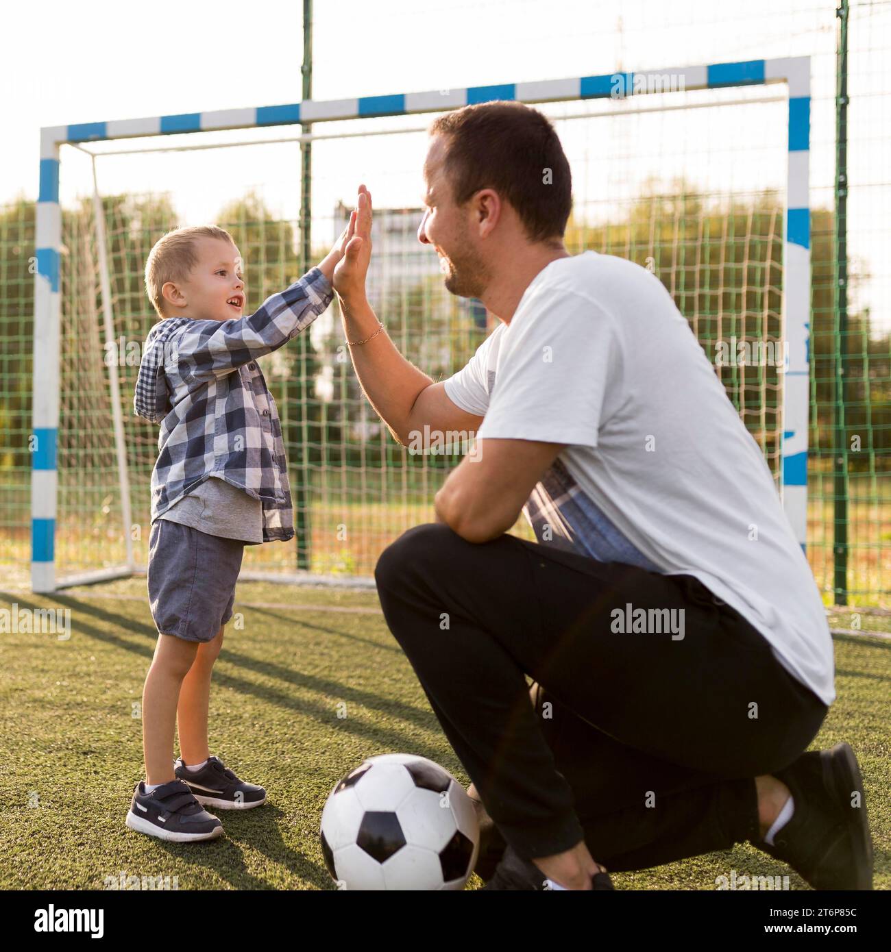 Glückliche monoparentale Familie High Five Stockfoto