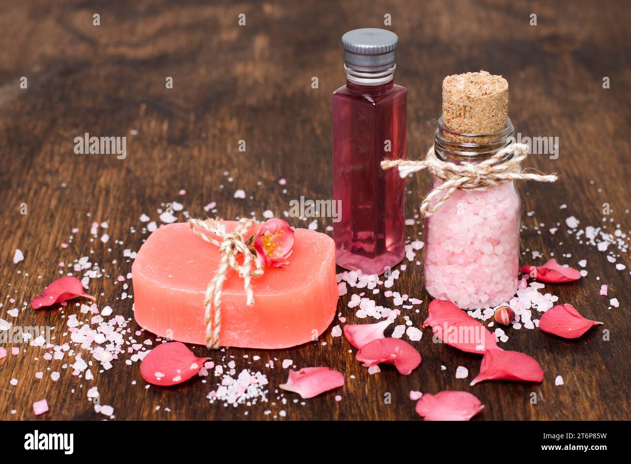 Hohe Winkelkomposition mit rosafarbenem Seifensalz Stockfoto