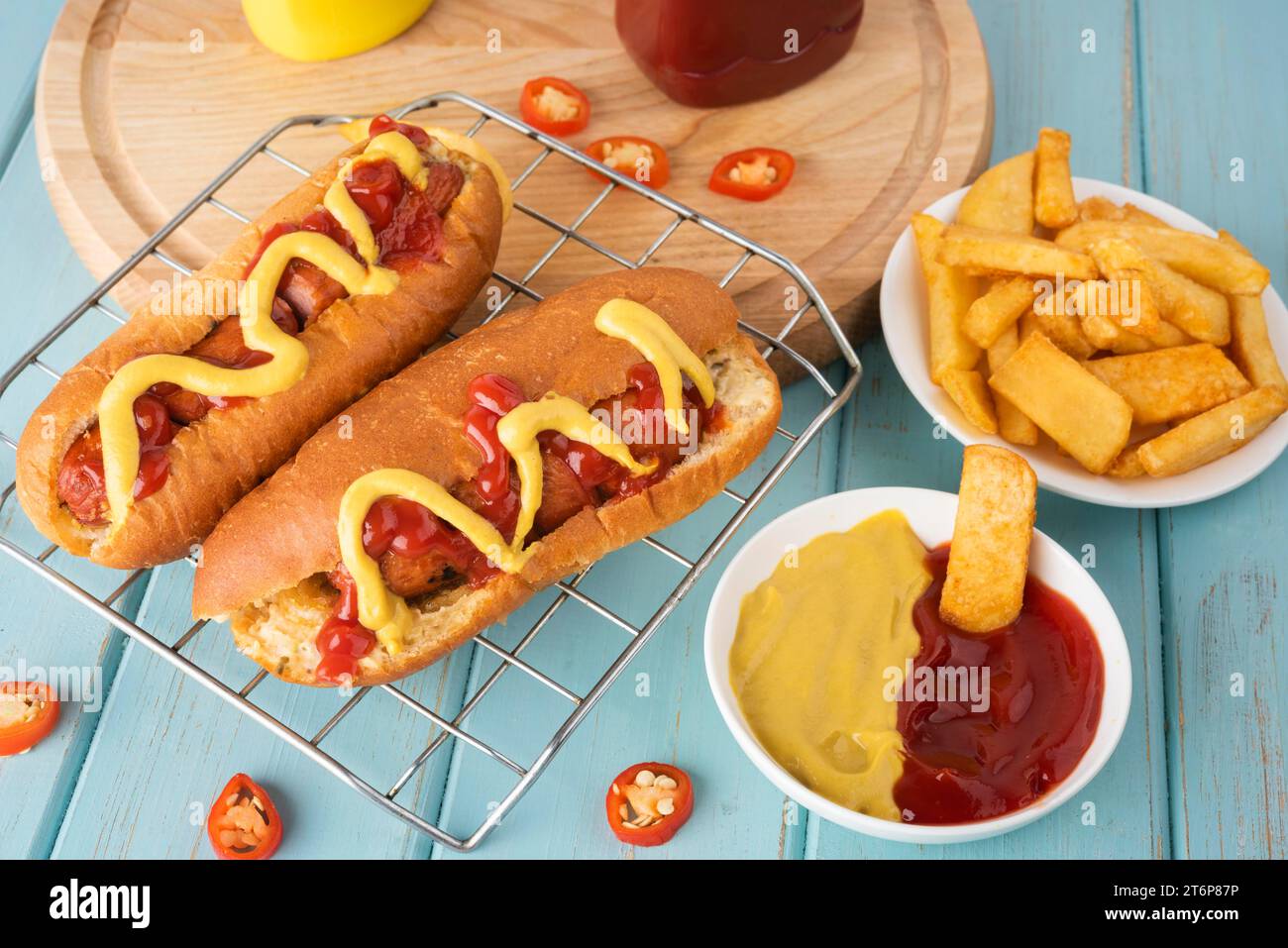Hochwinkel-Hotdogs mit Kartoffeln Ketchup-Senf Stockfoto