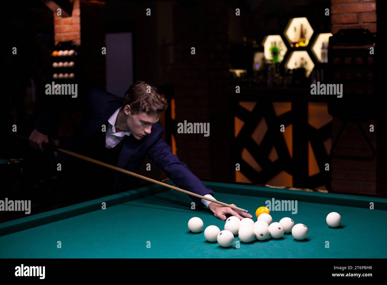 Mittelgroßer eleganter Mann mit gelben Kugeln Stockfoto