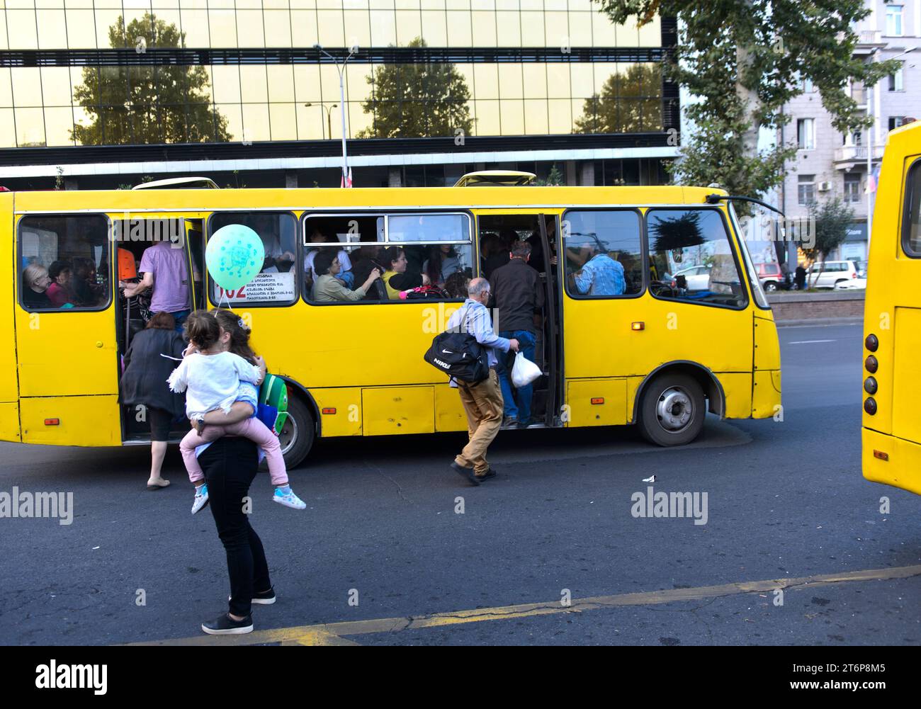 Straßenszene an einer Bushaltestelle im Zentrum von Tiflis, Tiflis, Georgien Stockfoto