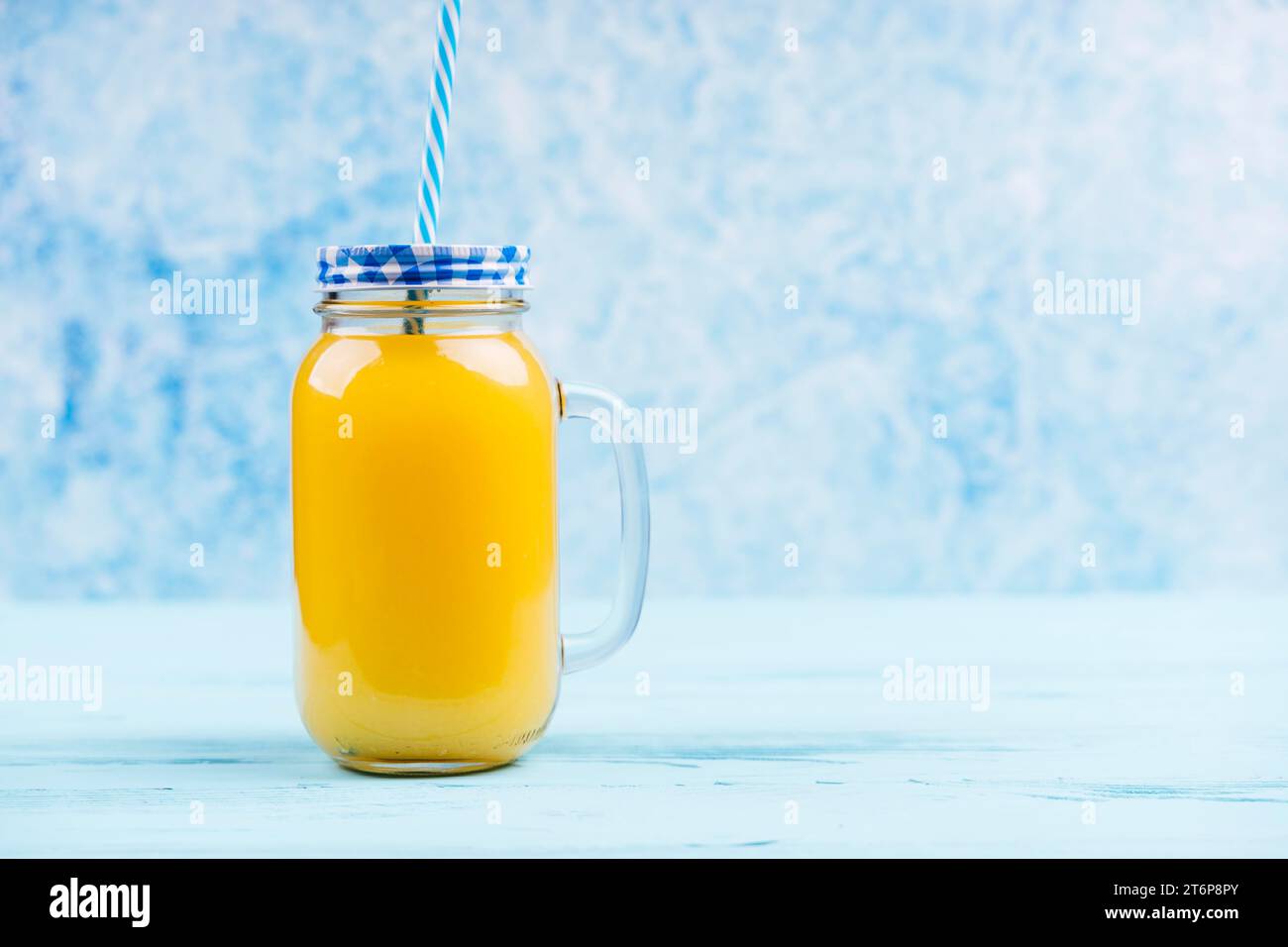 Orangefarbener Kopierbereich für Smoothie-Gläser Stockfoto