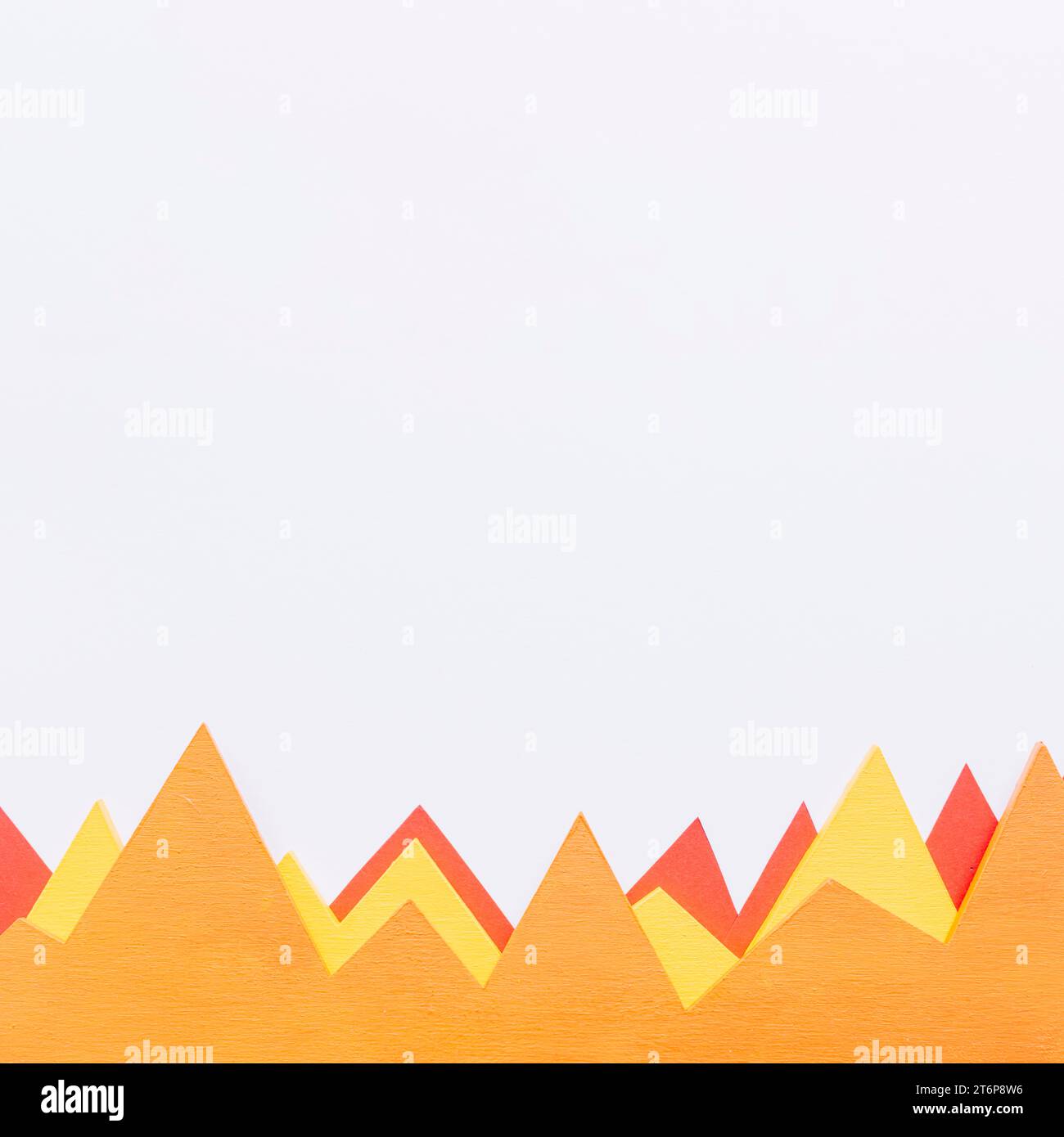 Orangefarbene gelbe rote dreieckige Diagramme mit weißem Hintergrund Stockfoto