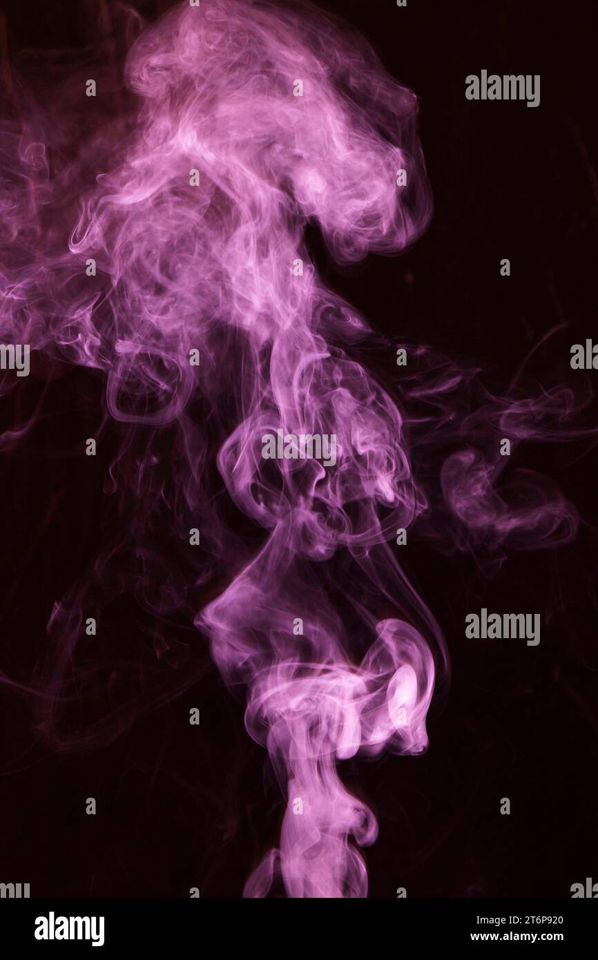 Pinkfarbene Rauchüberlagerung Textur Bewegung schwarzer Hintergrund Stockfoto