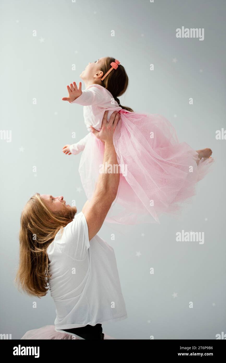 Seitenansicht der Vater-Tochter-Tutu-Röcke tanzen Stockfoto