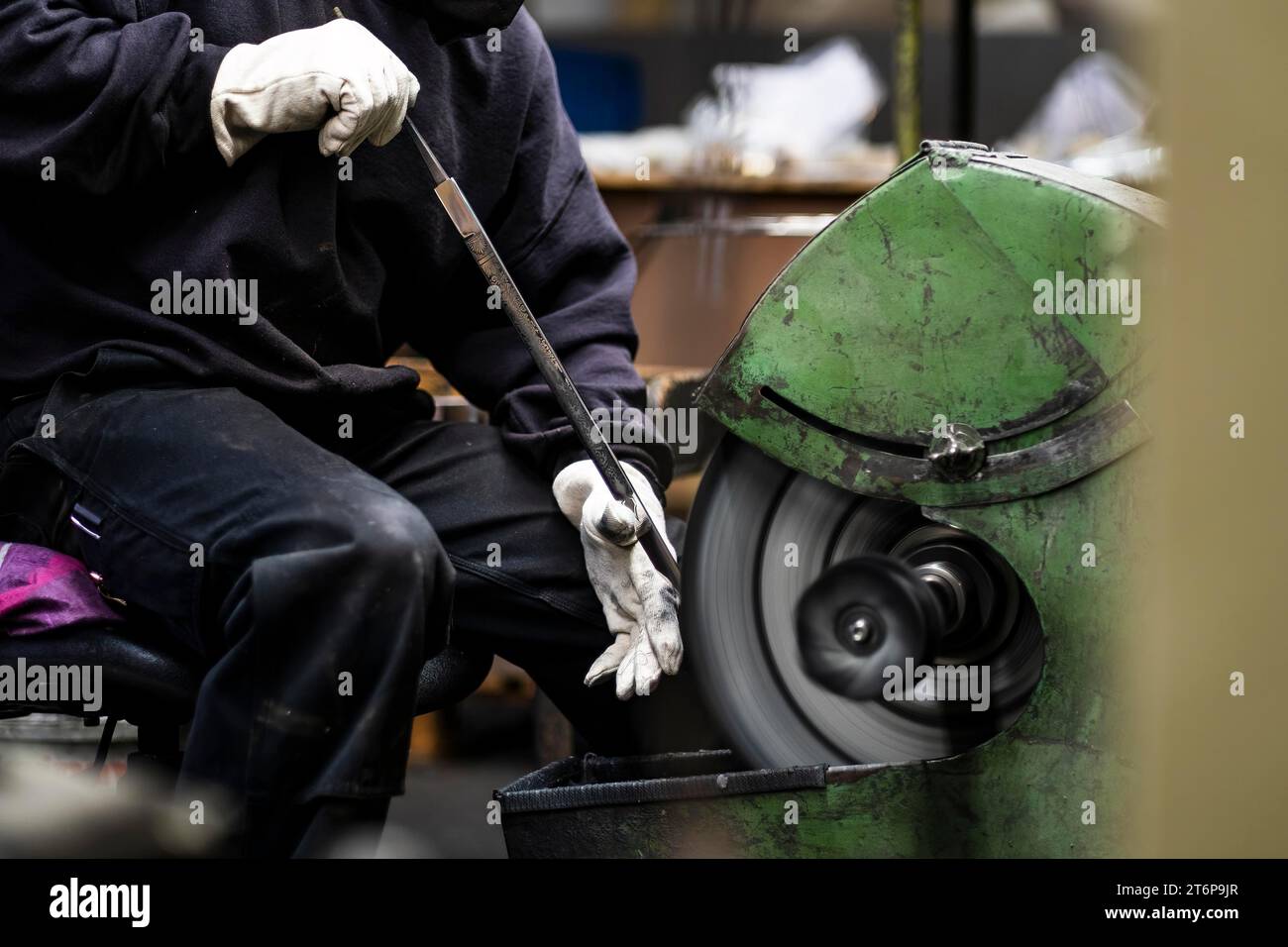 Polishing a Bright Pistole, VG Bild-Kunst Stipendium, Neustart Kultur, WKC Firma, Solingen, Deutschland Stockfoto