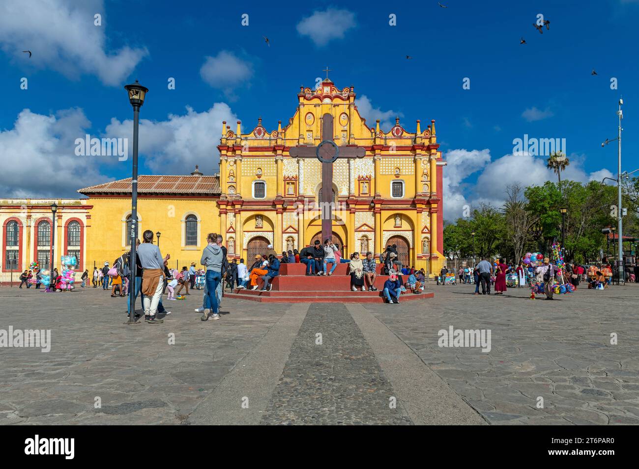 Kathedrale von San Cristobal de las Casas und ihr Hauptplatz mit Menschen, Chiapas, Mexiko. Stockfoto