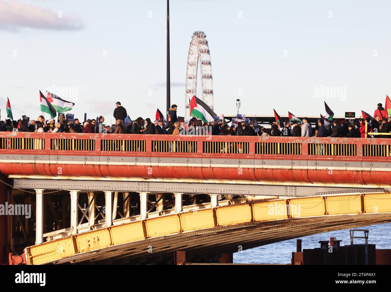 London, Vereinigtes Königreich, 11. November 2023. Die Polizei schätzte, dass 300 000 sich dem pro-palästinensischen marsch vom Hyde Park über die Vauxhall-Brücke in Richtung der amerikanischen Botschaft angeschlossen haben, wobei Demonstranten zu einem Waffenstillstand in Gaza aufriefen. Der marsch fiel am selben Tag wie der Waffenstillstand, blieb aber weit weg von den Cenotaph-Gedenkfeiern. Kredit : Monica Wells/Alamy Live News Stockfoto