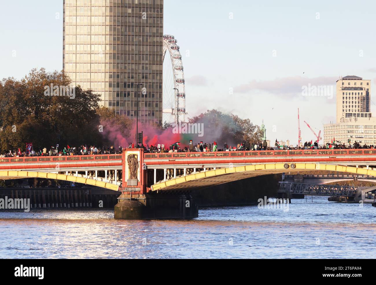 London, Vereinigtes Königreich, 11. November 2023. Die Polizei schätzte, dass 300 000 sich dem pro-palästinensischen marsch vom Hyde Park über die Vauxhall-Brücke in Richtung der amerikanischen Botschaft angeschlossen haben, wobei Demonstranten zu einem Waffenstillstand in Gaza aufriefen. Der marsch fiel am selben Tag wie der Waffenstillstand, blieb aber weit weg von den Cenotaph-Gedenkfeiern. Kredit : Monica Wells/Alamy Live News Stockfoto