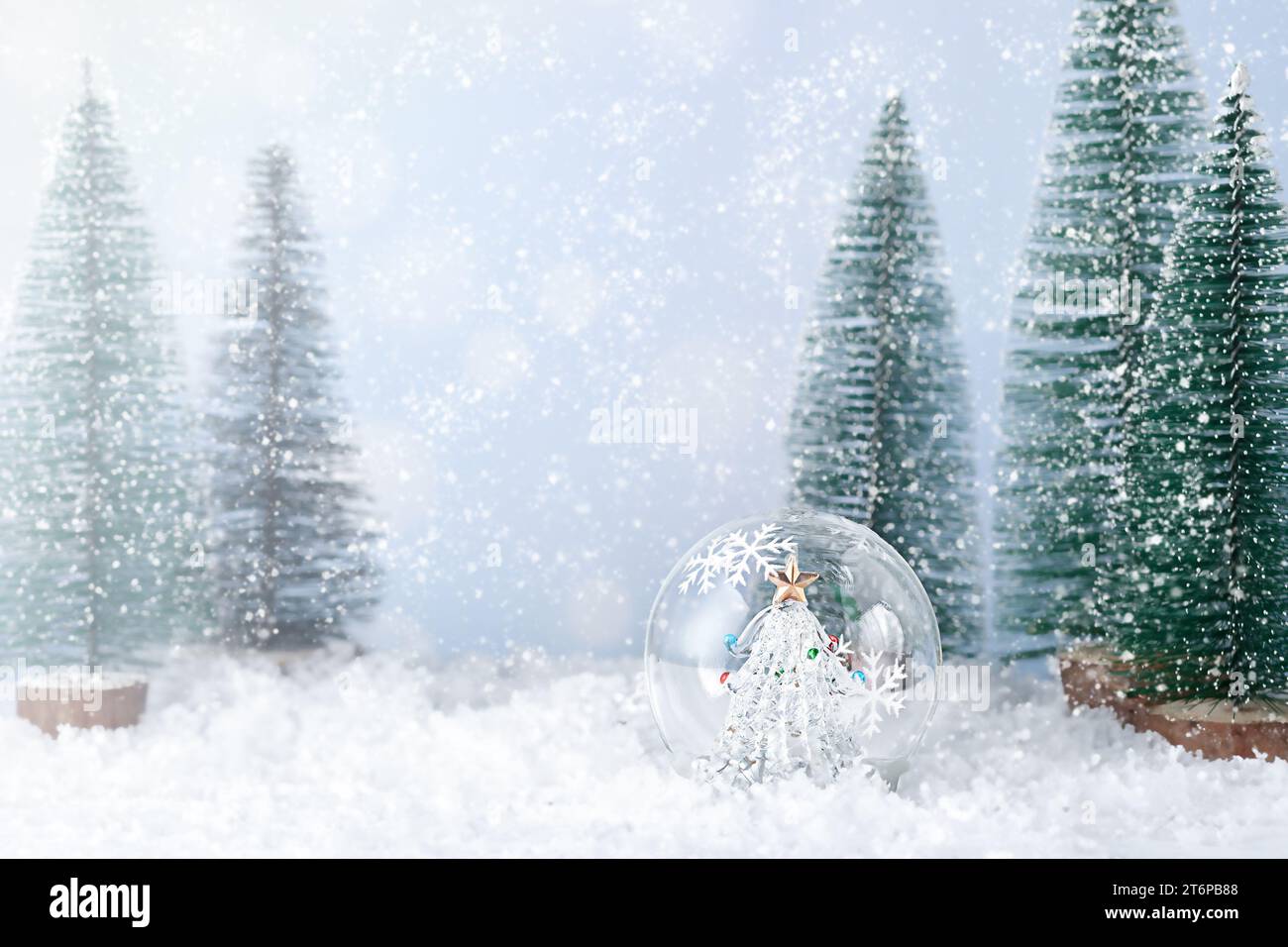 Weihnachtshintergrund. Weihnachtskugeln, Weihnachtsbaum und Schnee. Stockfoto