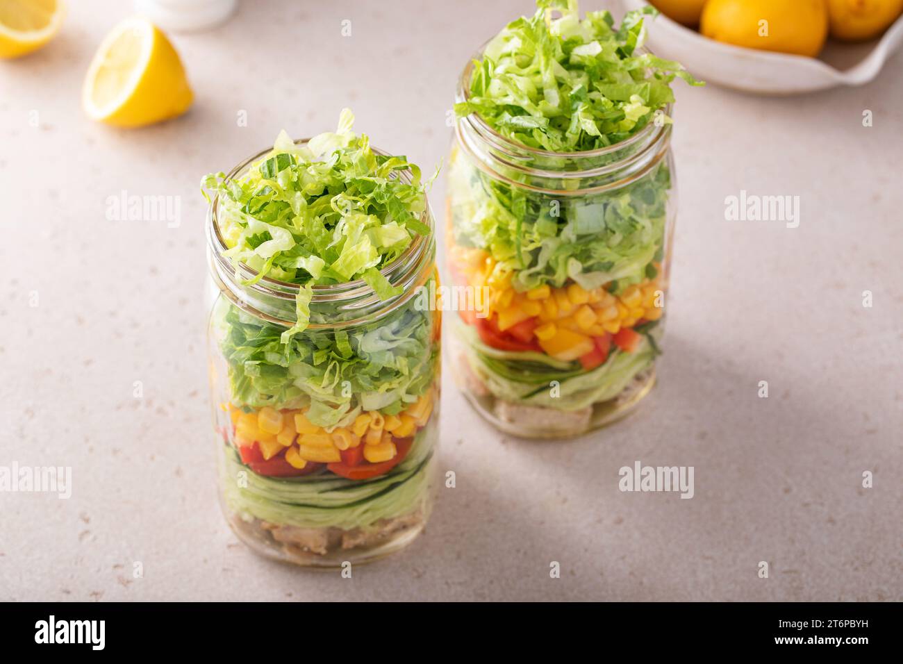 Hühnchen und Gemüsesalat in einem Glas, Mahlzeit vorbereiten für gesundes Mittagessen unterwegs für Arbeit oder Schule Stockfoto