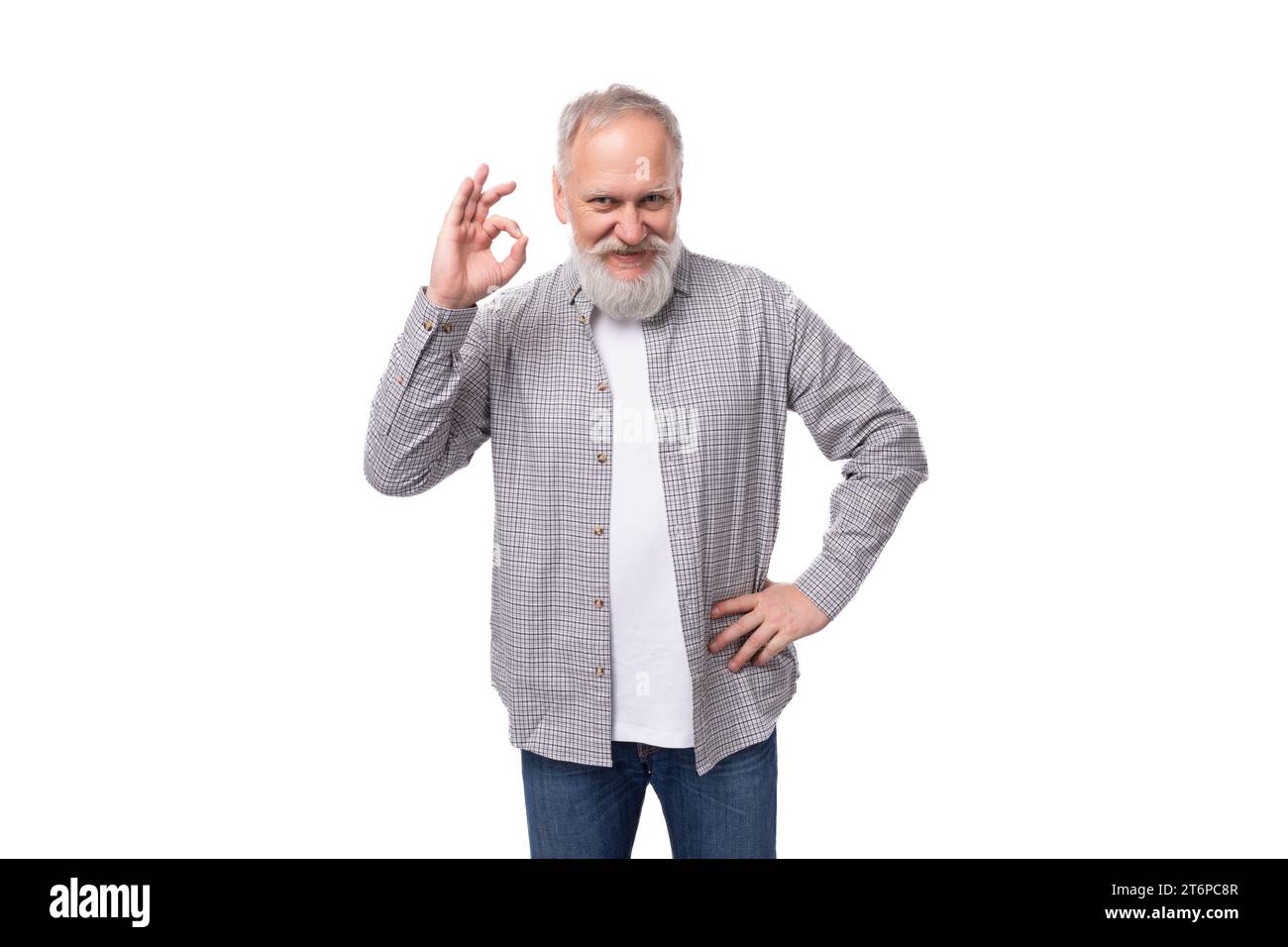 Netter, netter Rentner mit Bart und großem grauen Schnurrbart fühlt sich gut und freut sich Stockfoto