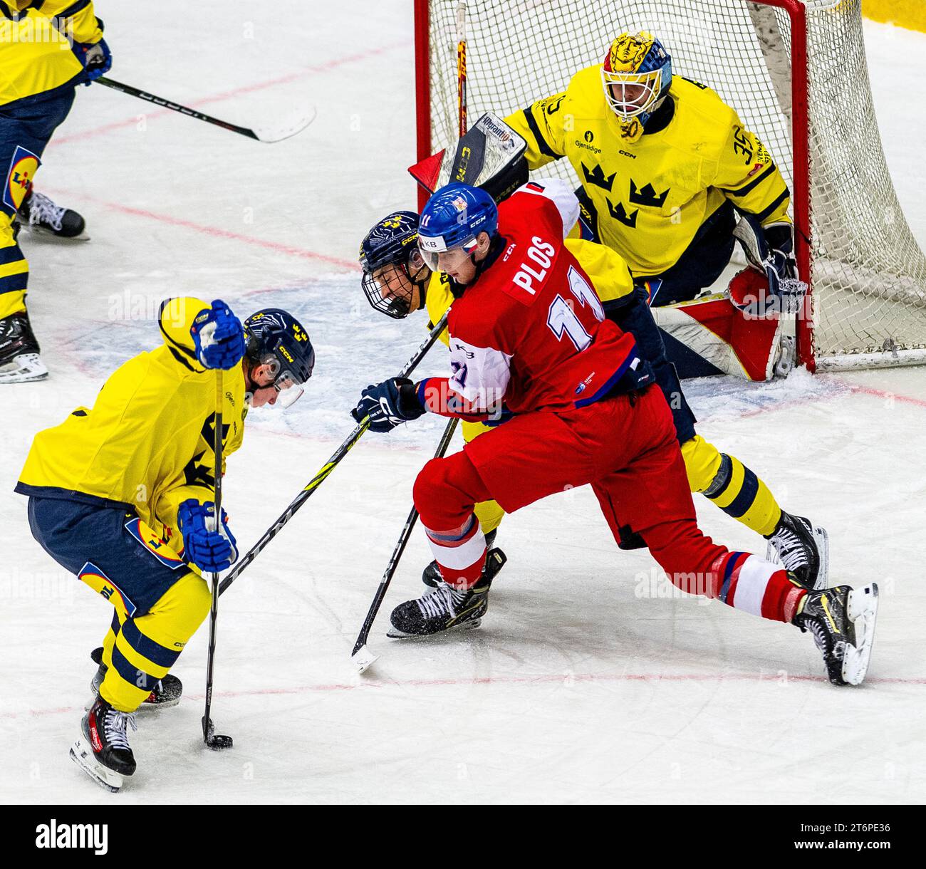 Von links Otto Stenberg von Schweden, Noah Ostlund von Schweden, der Tschechische Lukas PLOS, der schwedische Torwart Hugo Havelid von Schweden im Einsatz während des U20 5 Nations Turnierspiels Tschechische Republik gegen Schweden 2023 in Chomutov, Tschechische Republik, 11. November 2023. (CTK Foto/Ondrej Hajek) Stockfoto