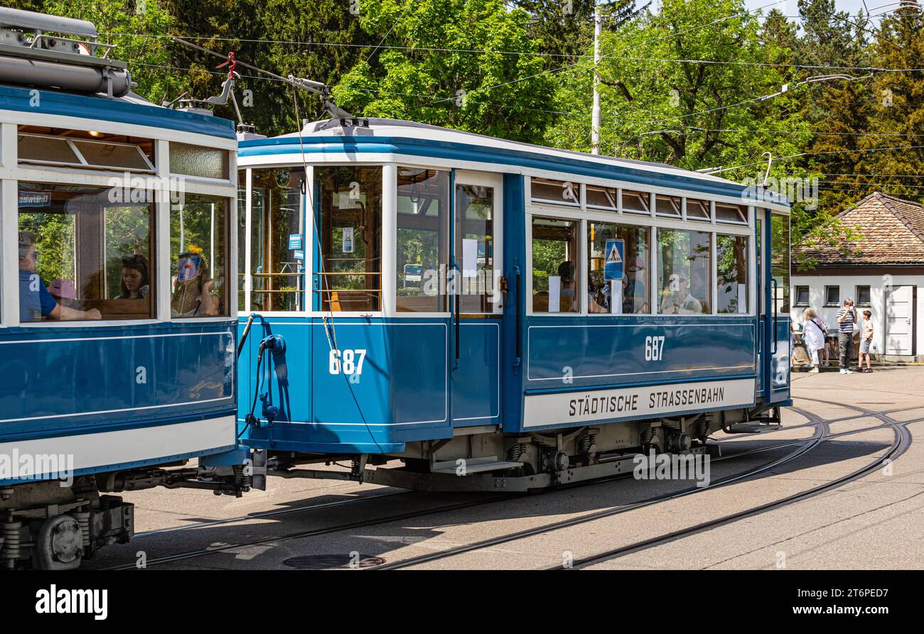 Das Zürcher Tram - Elefant im Jahr 1930 wurde das Tram StStZ CE 4/4 321 an die Städtische Strassenbahn Zürich abgeliefert. Es ist ein schwerer vierachsiger Motorwagen mit Mitteleinstieg und Quersitzen. Bekannt ist das Tram auch unter dem Namen Elefant. 1966 wurde das Tram ausrangiert. Seit 1975 steht es der VBZ als Museumstram zur Verfügung. Hier im Rahmen der Jubliäumsfeier zu 175 Jahre Eisenbahn in der Schweiz auf der Linie 6 zwischen Hauptbahnhof Zürich und Zoo Zürich. Zürich, Schweiz, 21.05.2022 *** die Züricher Elefant-Straßenbahn 1930 wurde die StStZ CE 4 4 321 an die geliefert Stockfoto