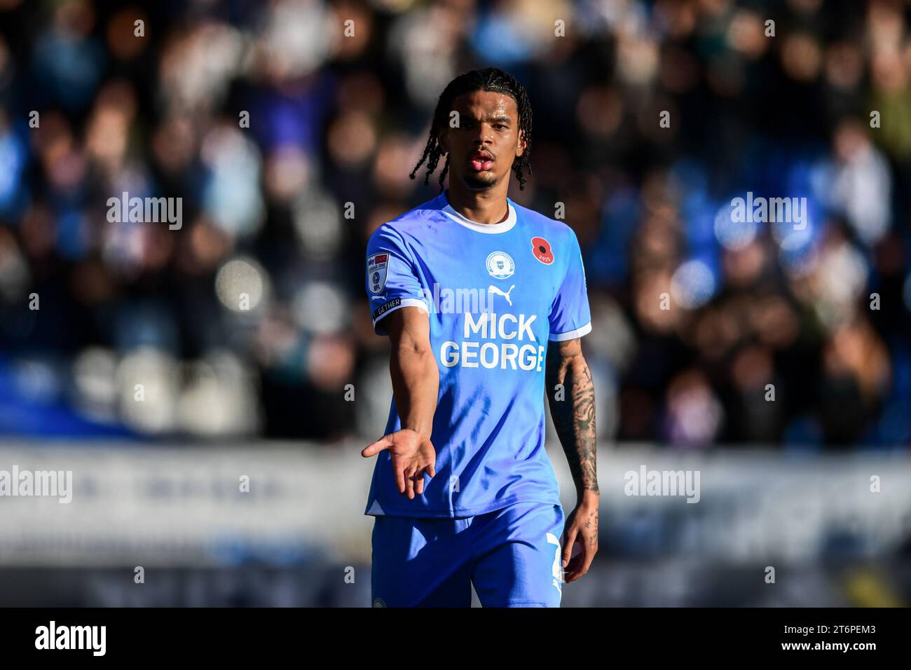 Jadel Katongo (2 Peterborough United) gibt Gesten während des Spiels der Sky Bet League 1 zwischen Peterborough und Cambridge United in der London Road, Peterborough, am Samstag, den 11. November 2023. (Foto: Kevin Hodgson | MI News) Stockfoto