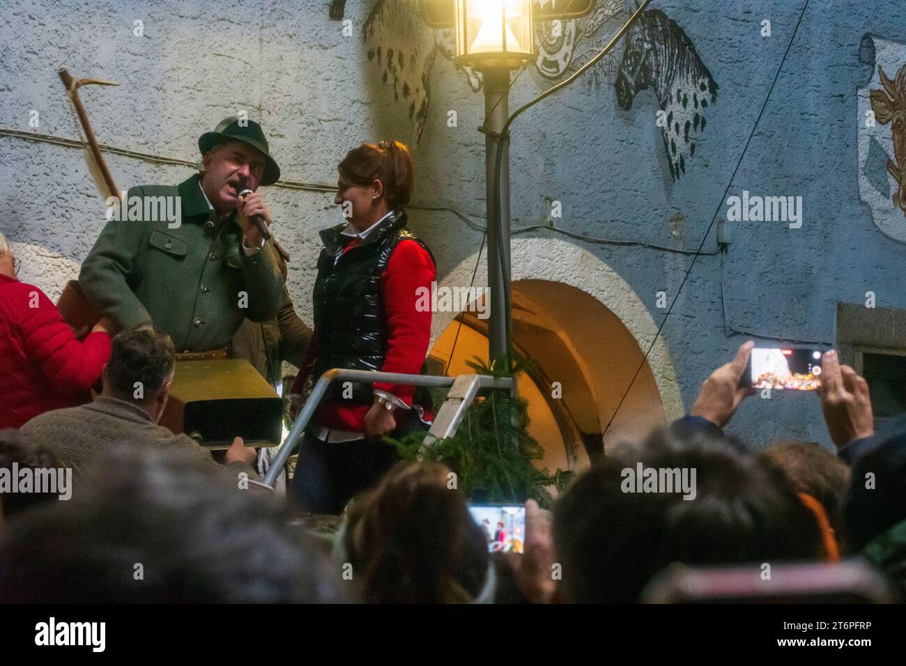 Rinchnach: Hubert Aiwanger (Freie Wähler) und Bürgermeister Simone Hilz, beim Regionalzoll große Wolfauslassen, am 10. November im Schlepptau Stockfoto