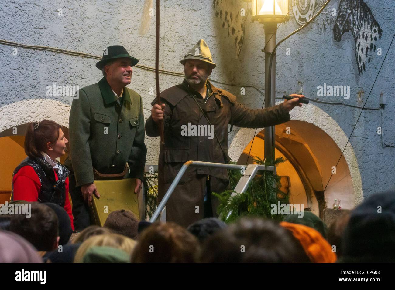 Rinchnach: Hubert Aiwanger (Freie Wähler) mit Kuhglocke, und Bürgermeister Simone Hilz, beim Regionalzoll große Wolfauslassen, am November Stockfoto