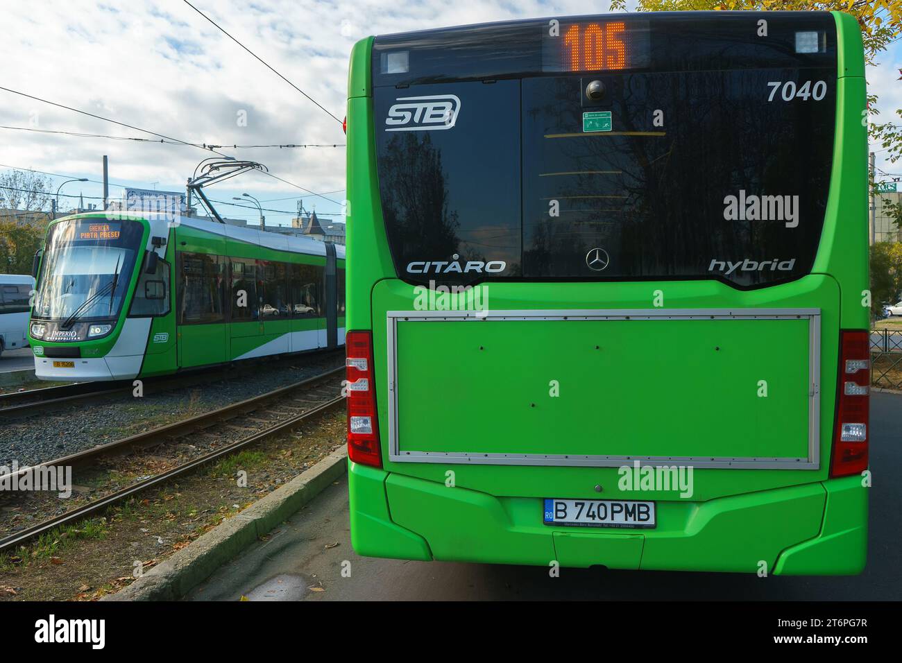 Bukarest, Rumänien - 5. September 2022: Ein Bus mit öffentlichen Verkehrsmitteln Mercedes Citaro Hybrid fährt in der Nähe eines ASTRA Imperio Metropolitan, rumänischer Doppelgelenk Stockfoto