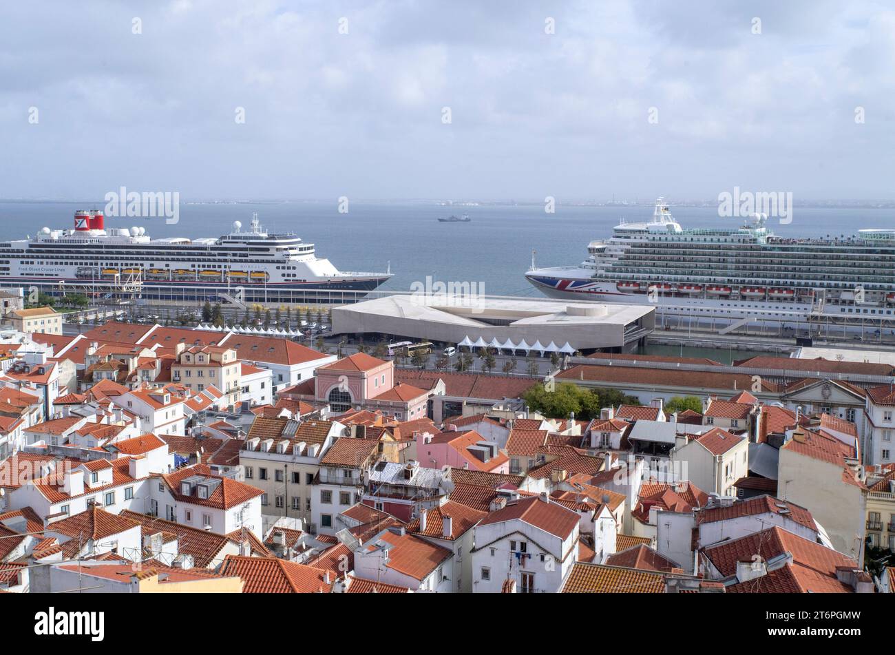 PRODUKTION - 26. Oktober 2023, Portugal, Lissabon: Über den Dächern des Lissabonner Stadtteils Alfama sind zwei große Kreuzfahrtschiffe namens Borealis (l-r) und Ventura am Kreuzfahrtterminal zu sehen. Foto: Viola Lopes/dpa Stockfoto