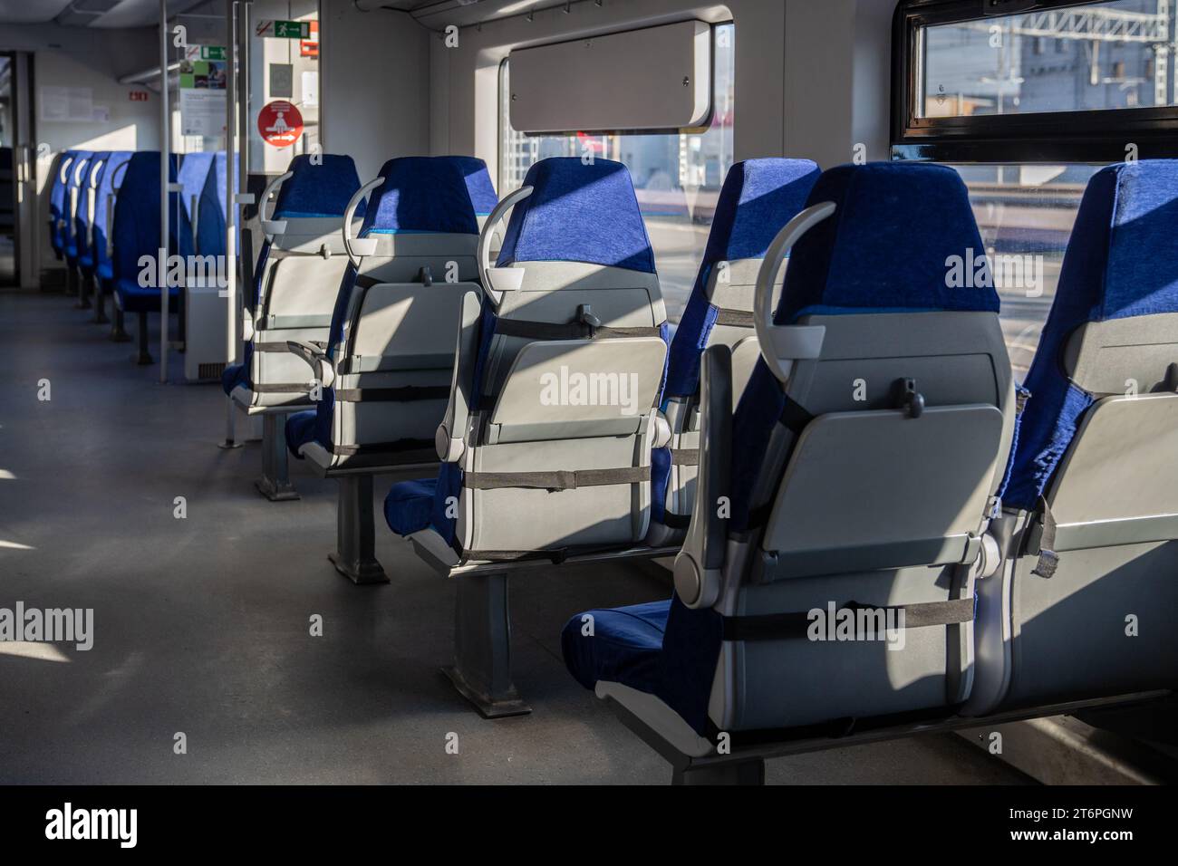 Innenraum des modernen Hochgeschwindigkeits-Expresszuges. Innerhalb des Zugwagens. Stockfoto