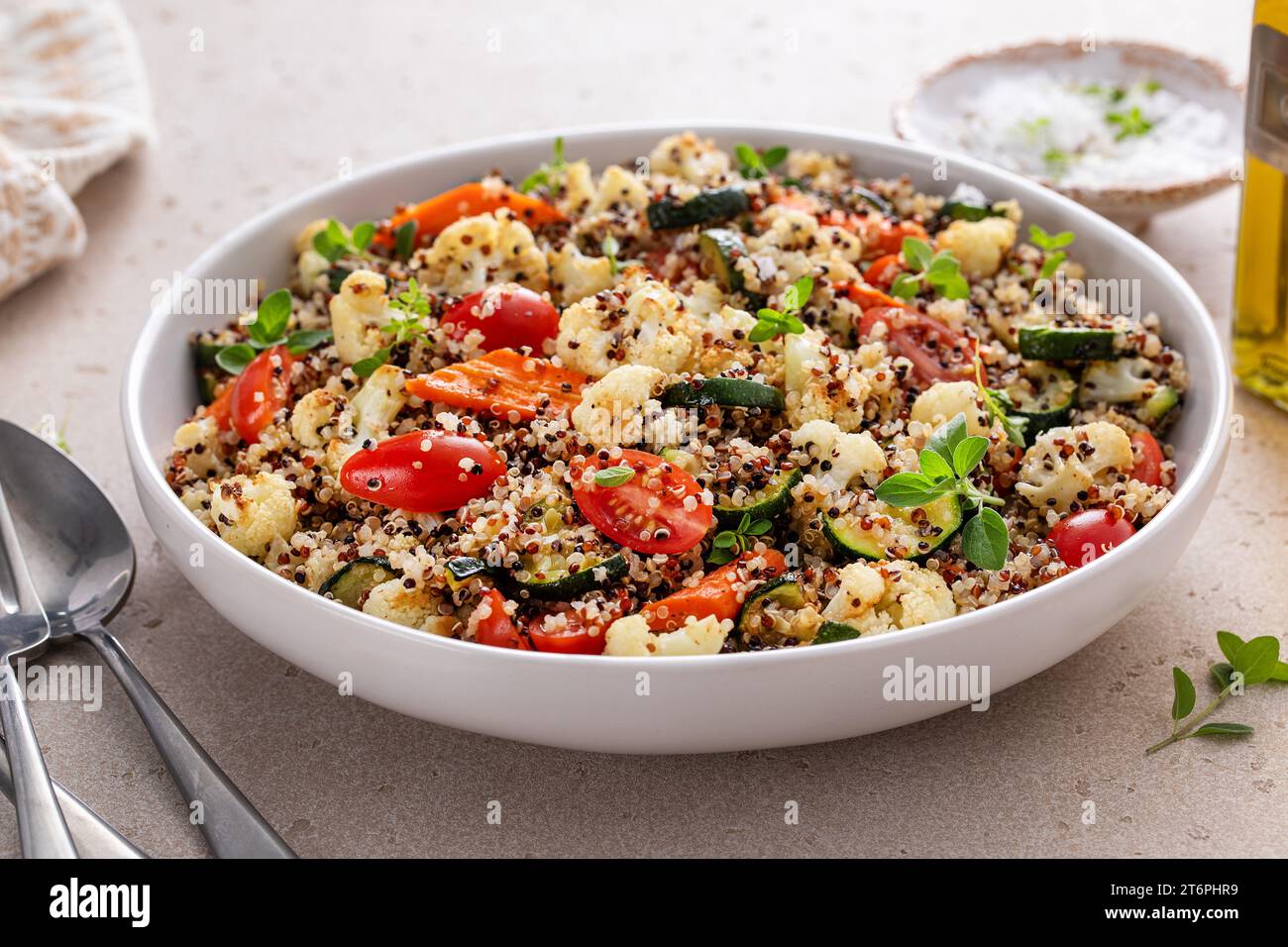 Warmer Quinoa-Salat mit geröstetem Gemüse und frischen Tomaten, gesunde Beilage Idee Stockfoto