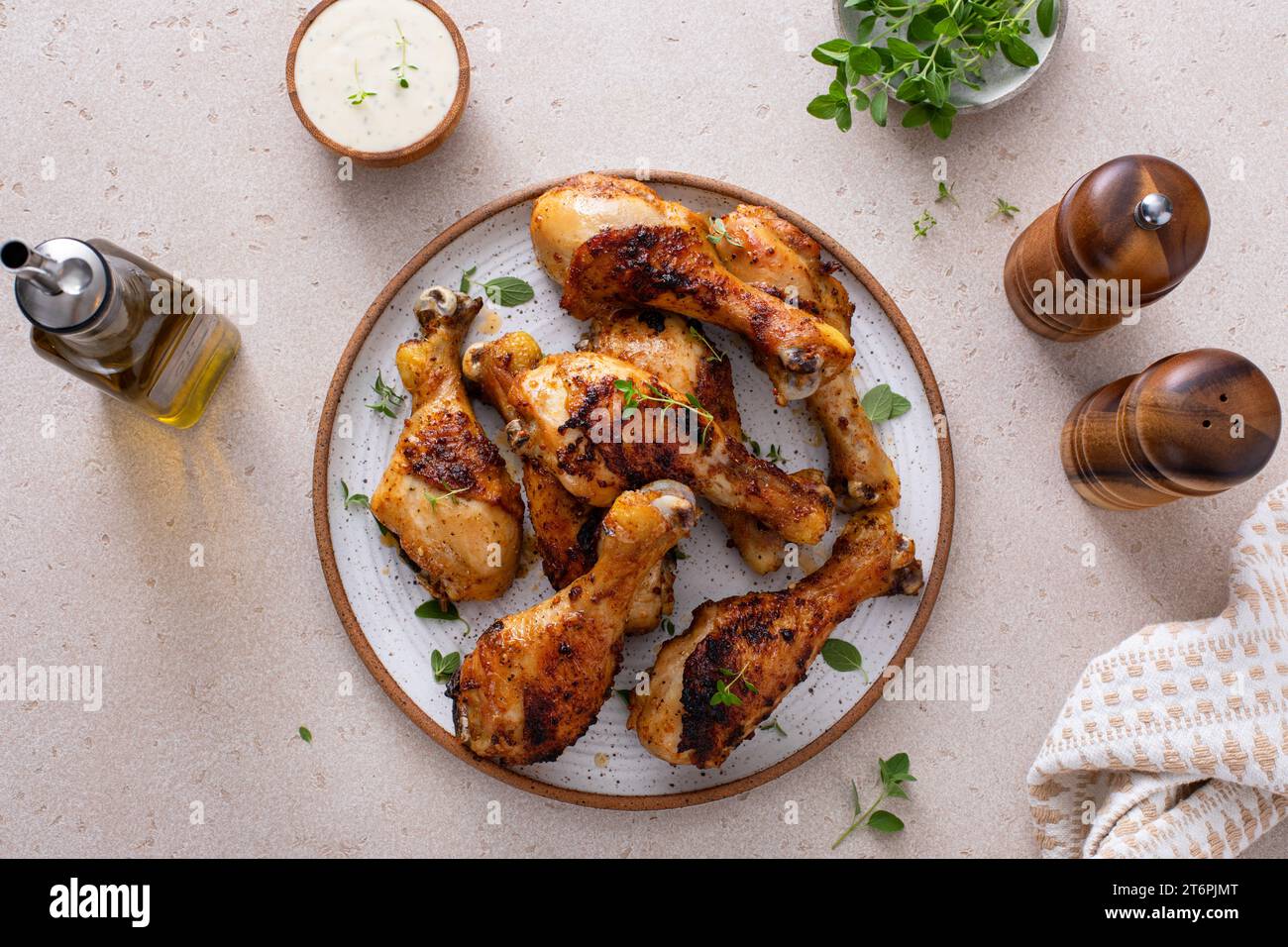 Geröstete Hähnchenbrust mit Knoblauch und Kräutern, serviert mit Ranch Stockfoto