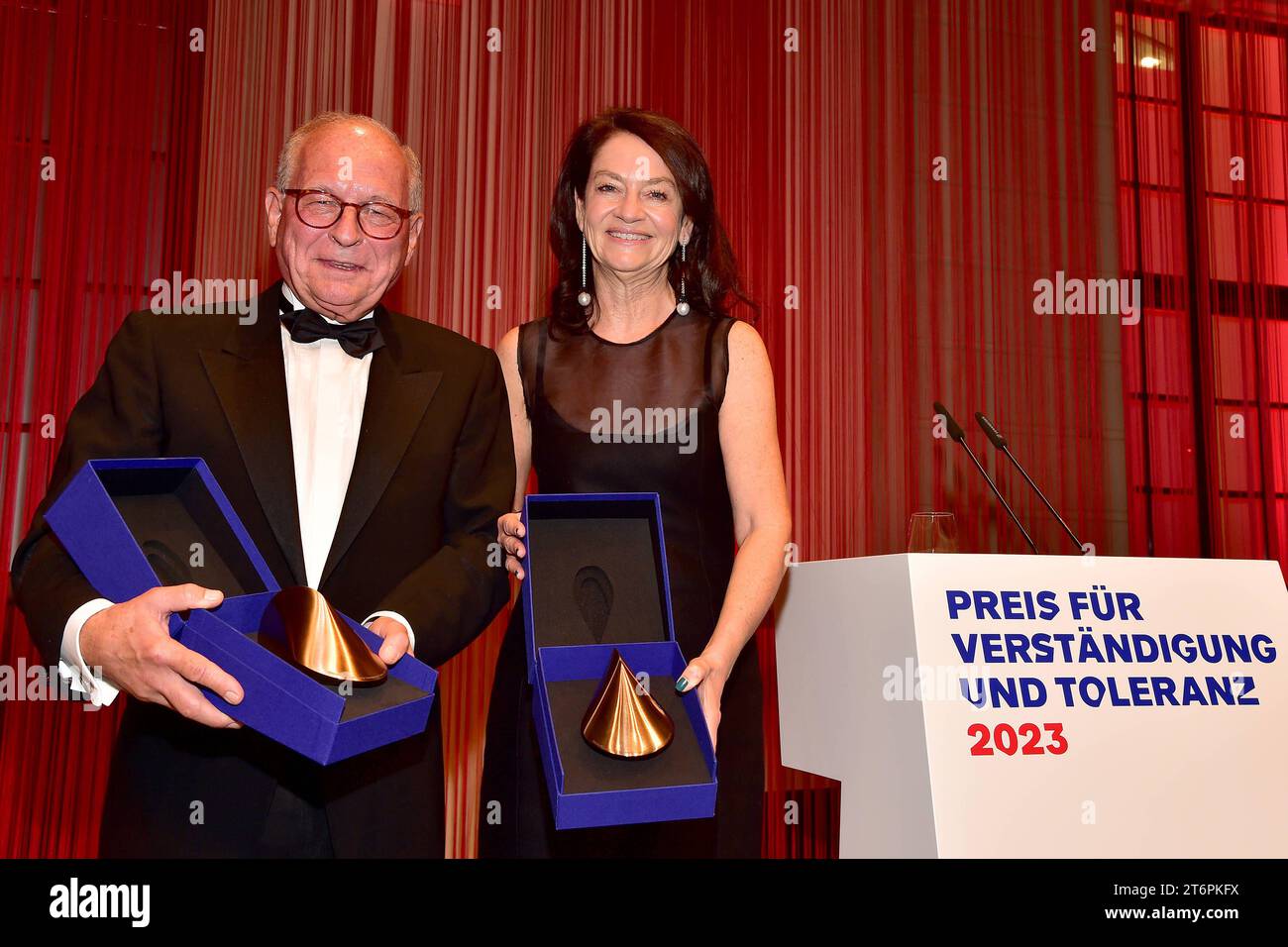 Preis für Verständigung und Toleranz 2023 PREISGEWINNER: Prof. Dr.h.c. Wolfgang Ischinger, Präsident des Stiftungsrats der Stiftung Münchner Sicherheitsakonferentzz, Dr. Corinna Michaela Flick, Ankunft, blauer Teppich Preis für Verständigung und Toleranz 2023 in Berlin, Jüdisches Museum Berlin am 11.11.2023 *** Preis für Verständnis und Toleranz 2023 PREISTRÄGER Prof Dr. h c Wolfgang Ischinger, Präsidentin des Kuratoriums der Stiftung Münchner Sicherheitskonferenz, Dr. Corinna Michaela Flick, Arrival, Blue Carpet Prize for Understanding and Tolerance 2023 in Berlin, Jüdisches Museum B Stockfoto