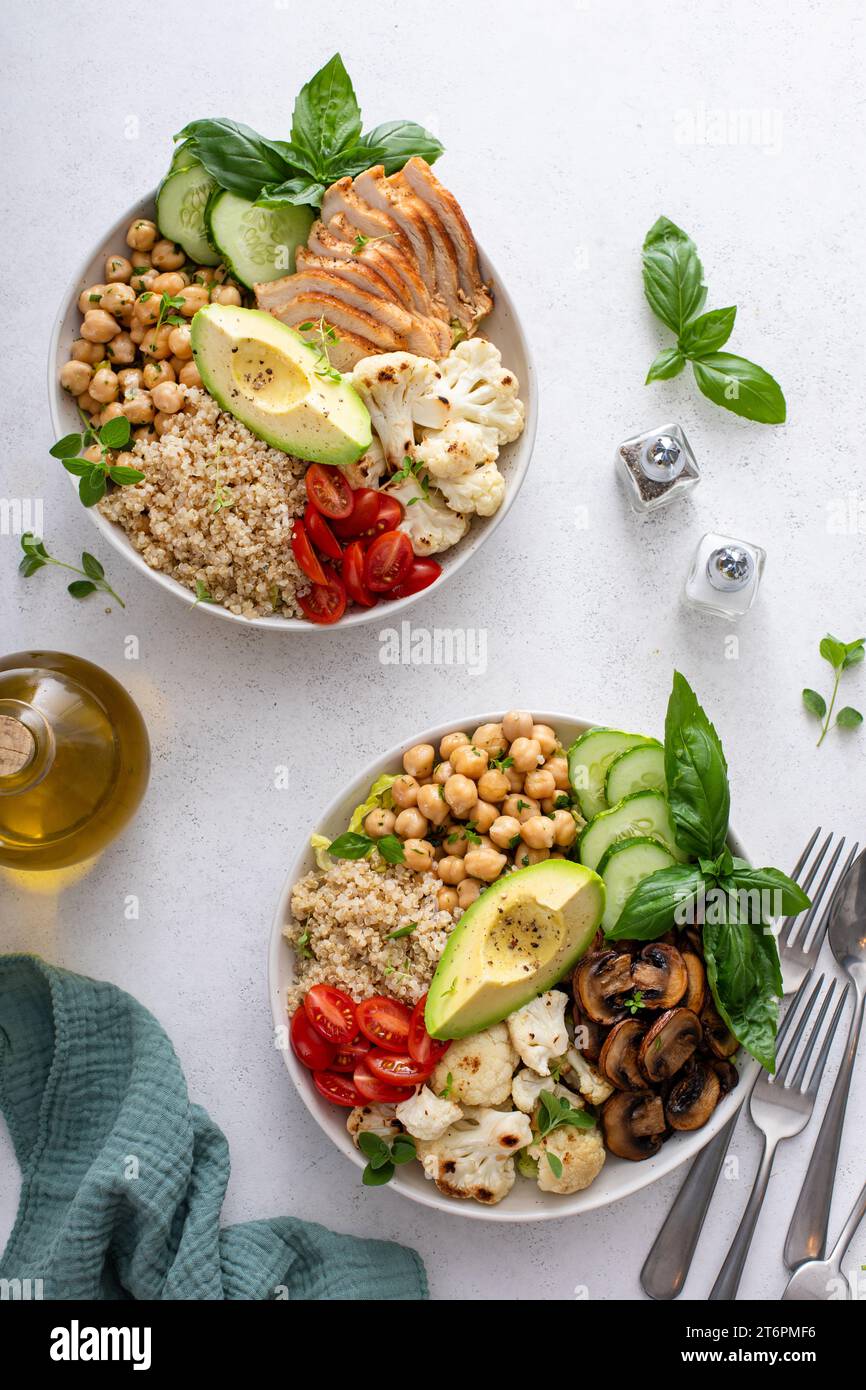 Gesunde proteinreiche Mittagsschüsseln, vegan pflanzlich mit Pilzen und Hühnchen-Optionen Stockfoto