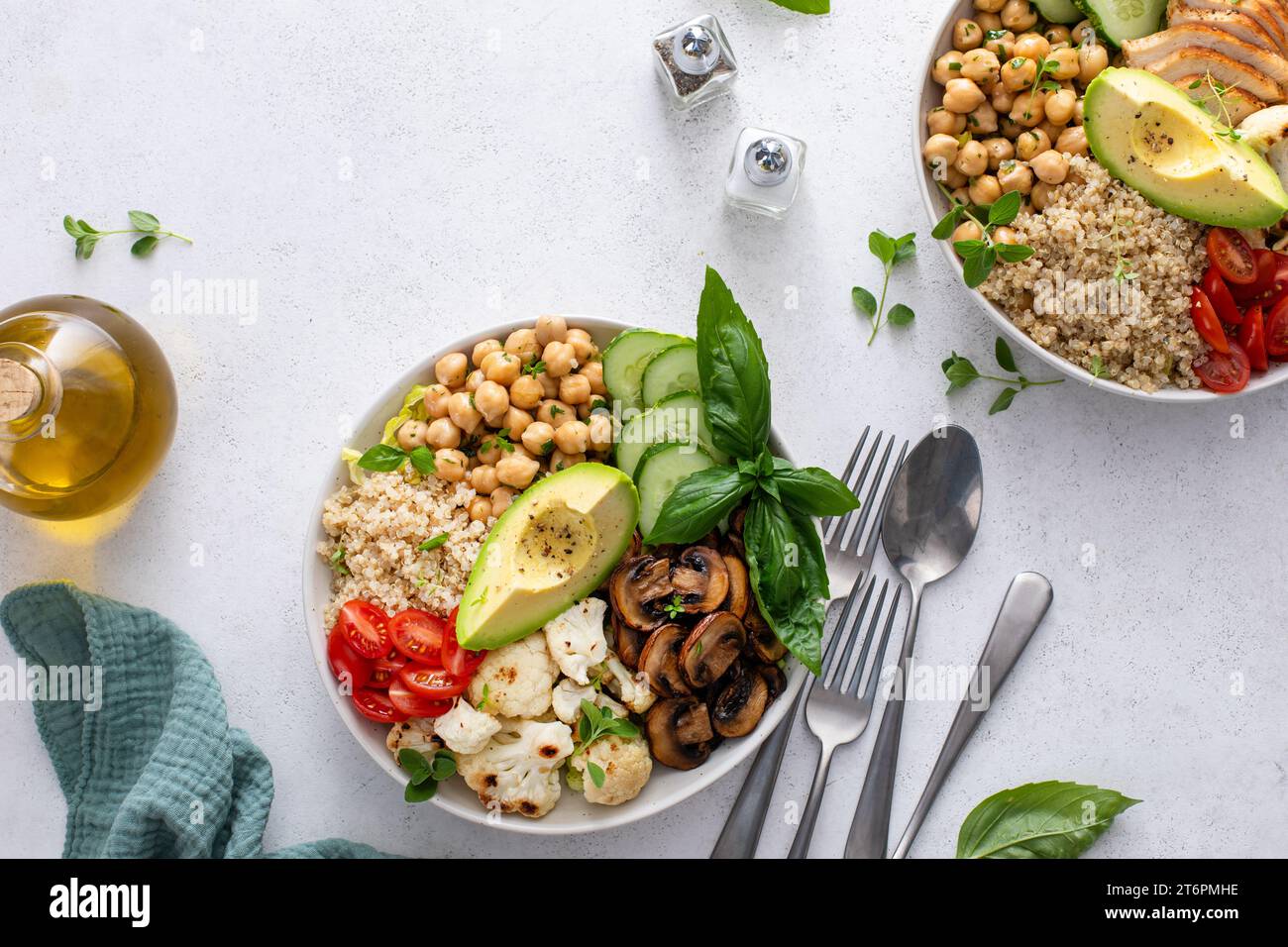 Gesunde proteinreiche Mittagsschüsseln, vegan pflanzlich mit Pilzen und Hühnchen-Optionen Stockfoto