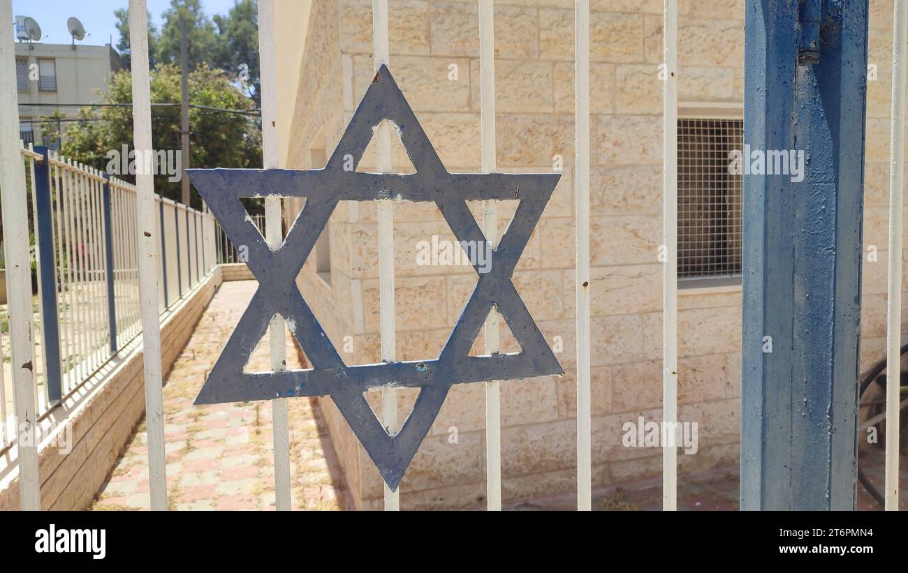 Magendavider blauer Stern israels, Metallzaun Stockfoto