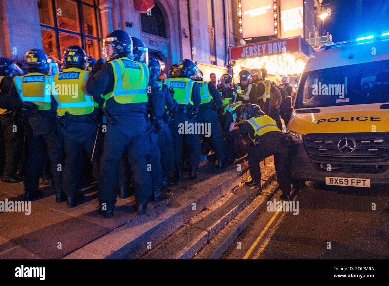 London, Großbritannien. November 2023. Die Kämpfe zwischen EDL/FAR Right wurden bis in die Nacht fortgesetzt, wobei eine Fight Club Situation in Trafalgar auftrat und viele aus dem Horse and Guardsmen auf Whitehall geworfen wurden, 11/11/2023 Credit: Ehimetalor Unuabona/Alamy Live News Credit: Ehimetalor Unuabona/Alamy Live News Stockfoto