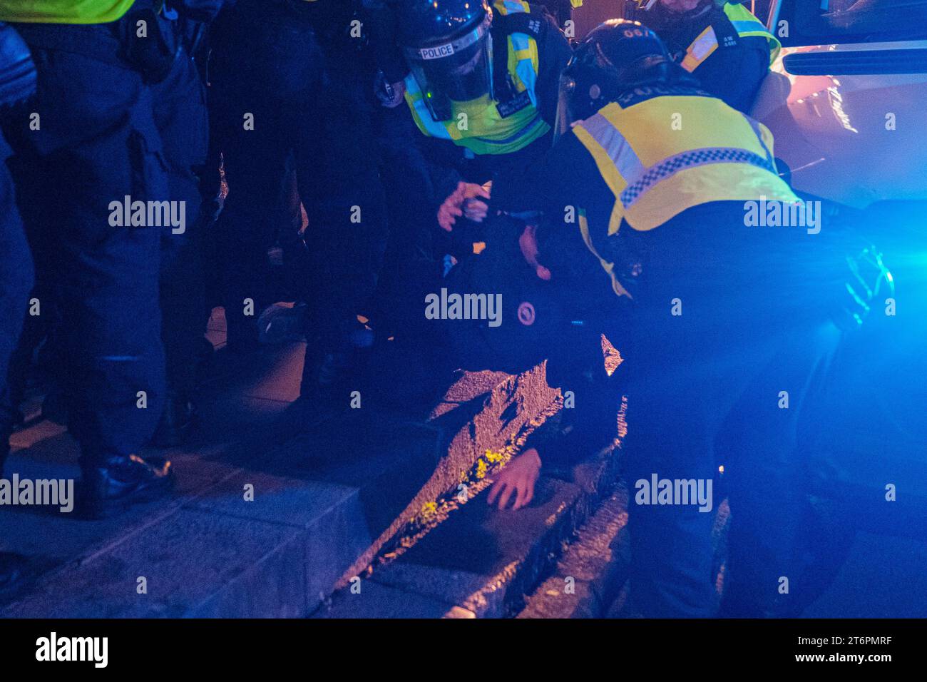 London, Großbritannien. November 2023. Die Kämpfe zwischen EDL/FAR Right wurden bis in die Nacht fortgesetzt, wobei eine Fight Club Situation in Trafalgar auftrat und viele aus dem Horse and Guardsmen auf Whitehall geworfen wurden, 11/11/2023 Credit: Ehimetalor Unuabona/Alamy Live News Credit: Ehimetalor Unuabona/Alamy Live News Stockfoto