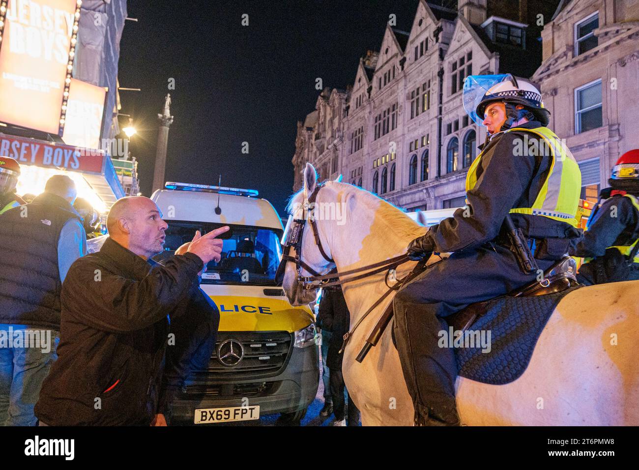 London, Großbritannien. November 2023. Die Kämpfe zwischen EDL/FAR Right wurden bis in die Nacht fortgesetzt, wobei eine Fight Club Situation in Trafalgar auftrat und viele aus dem Horse and Guardsmen auf Whitehall geworfen wurden, 11/11/2023 Credit: Ehimetalor Unuabona/Alamy Live News Credit: Ehimetalor Unuabona/Alamy Live News Stockfoto