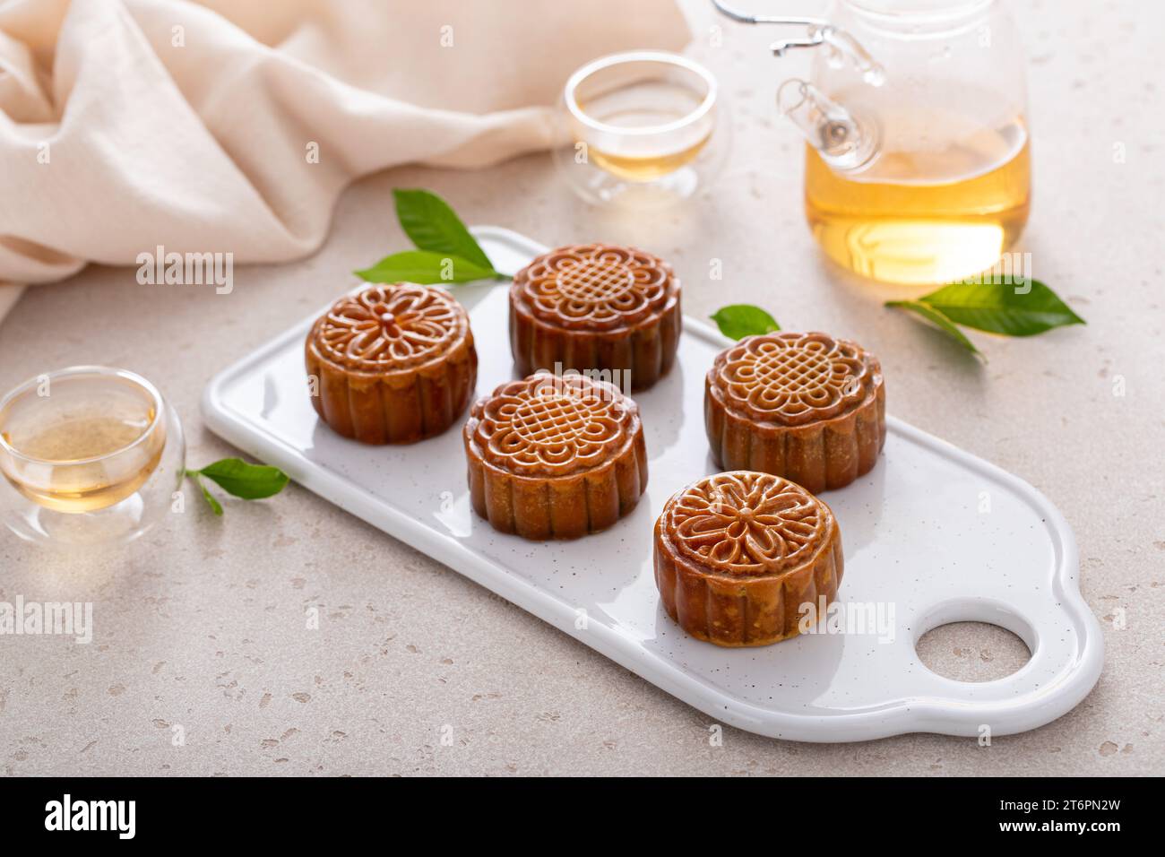 Traditionelle chinesische Mondkuchen für das Herbstfest mit Eigelb und Bohnenpaste Stockfoto