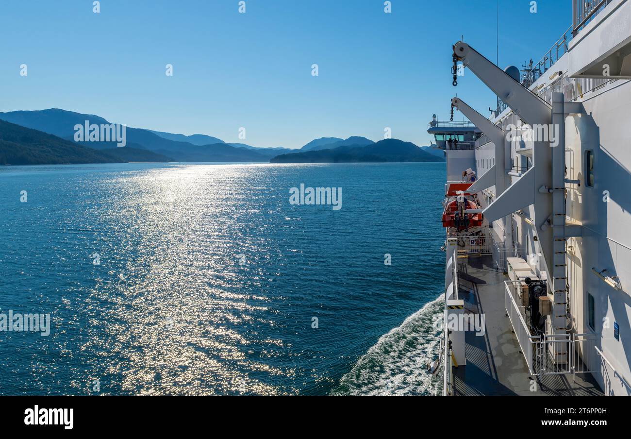 Fährschiff entlang der inneren Durchfahrt im Pazifik, British Columbia, Kanada. Stockfoto