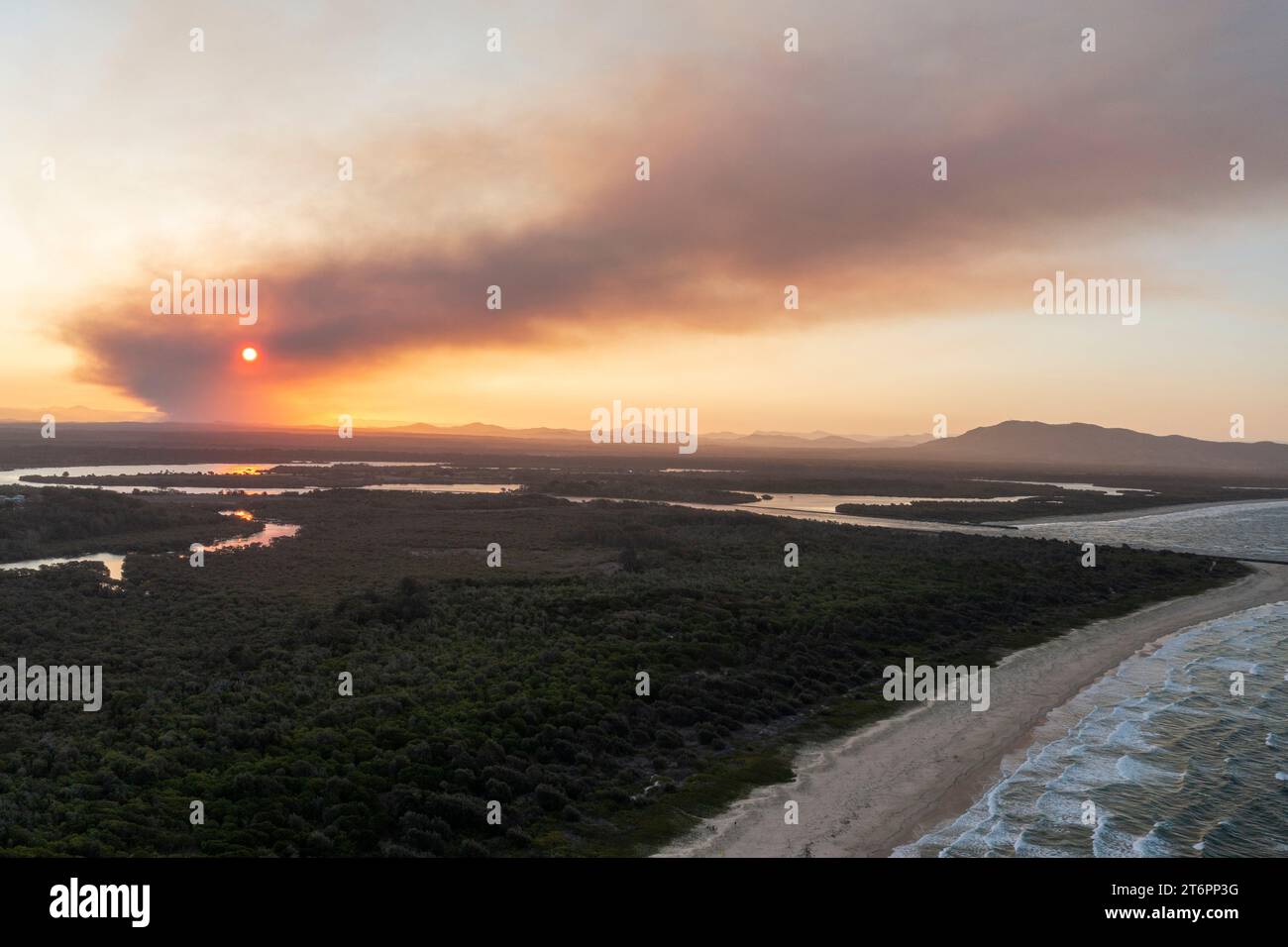 Buschfeuer-Rauch westlich von South West Rockson an der Nordküste von New South Wales, Australien. Stockfoto